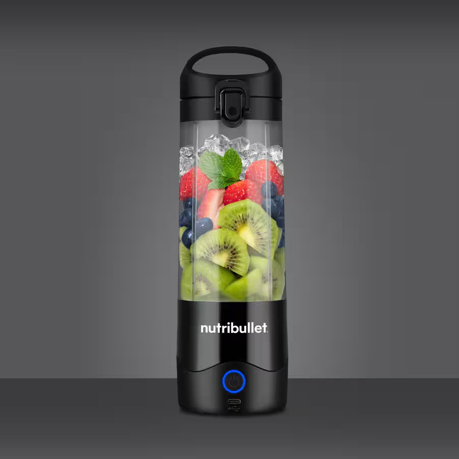 Bouteille de mélangeur avec fruits et glace. Noir et transparent.