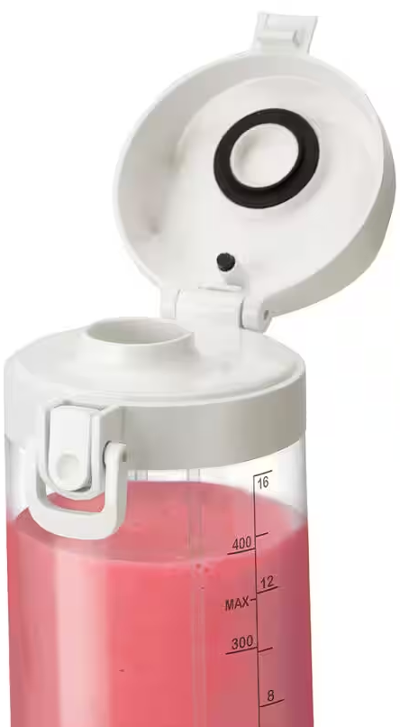 Bouteille de mélangeur en plastique transparent remplie de liquide rose, couvercle ouvert.