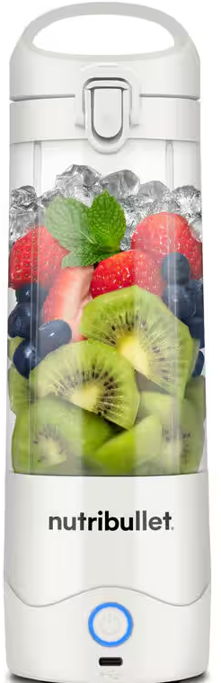 Un mixeur Nutribullet blanc avec des fruits coupés et de la glace à l'intérieur. Bouton bleu en bas.
