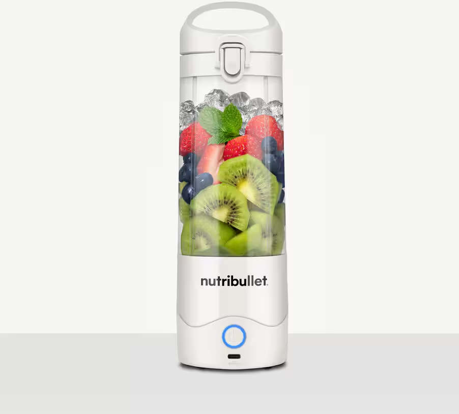 Blender Nutribullet blanc avec fruits et glace. Bouton bleu. Fond blanc.
