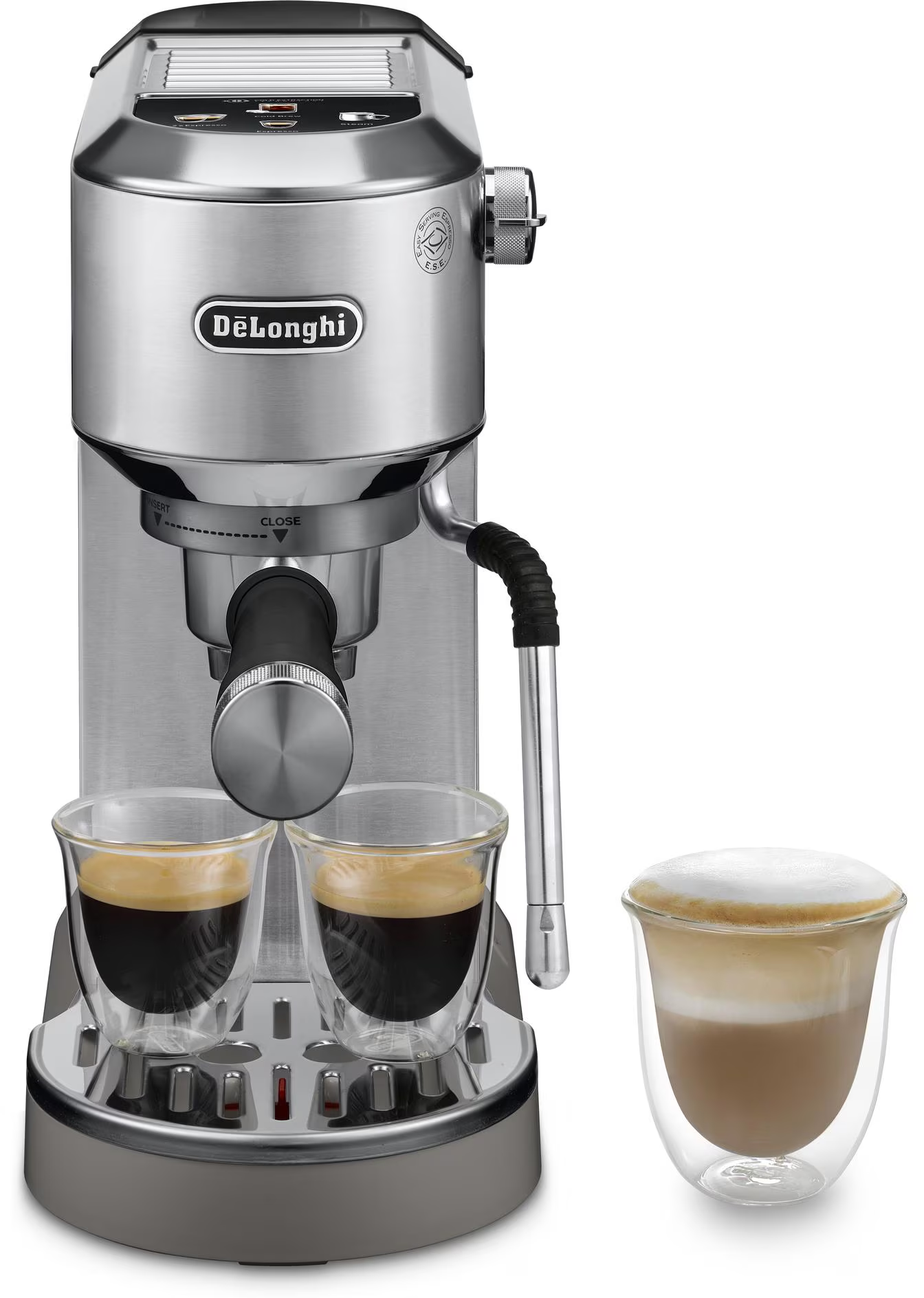 Una macchina per espresso argentata con due bicchieri di caffè e un latte.