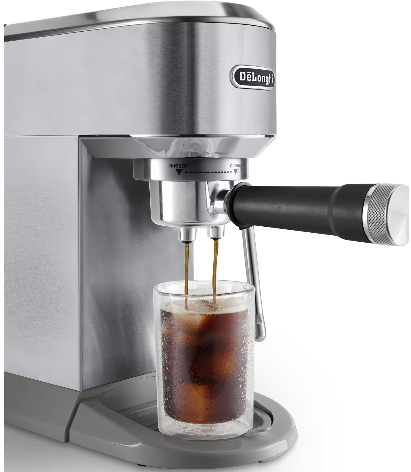 Macchina per espresso che versa caffè in un bicchiere con ghiaccio. Sfondo bianco, primo piano.