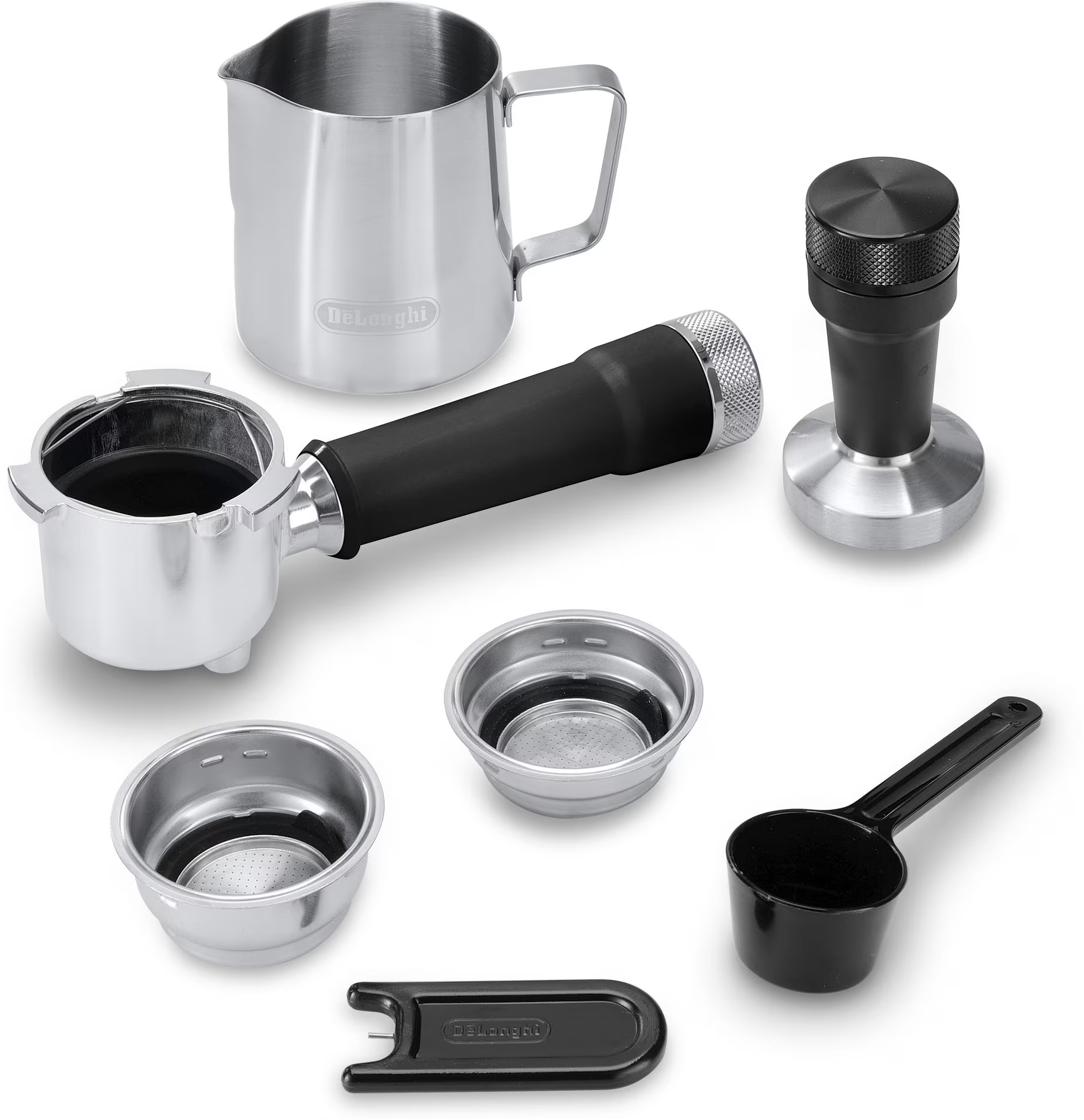 Accessori per macchina da caffè espresso: lattiera, portafiltro, pressino, cestelli filtro e misurino. Su sfondo bianco.