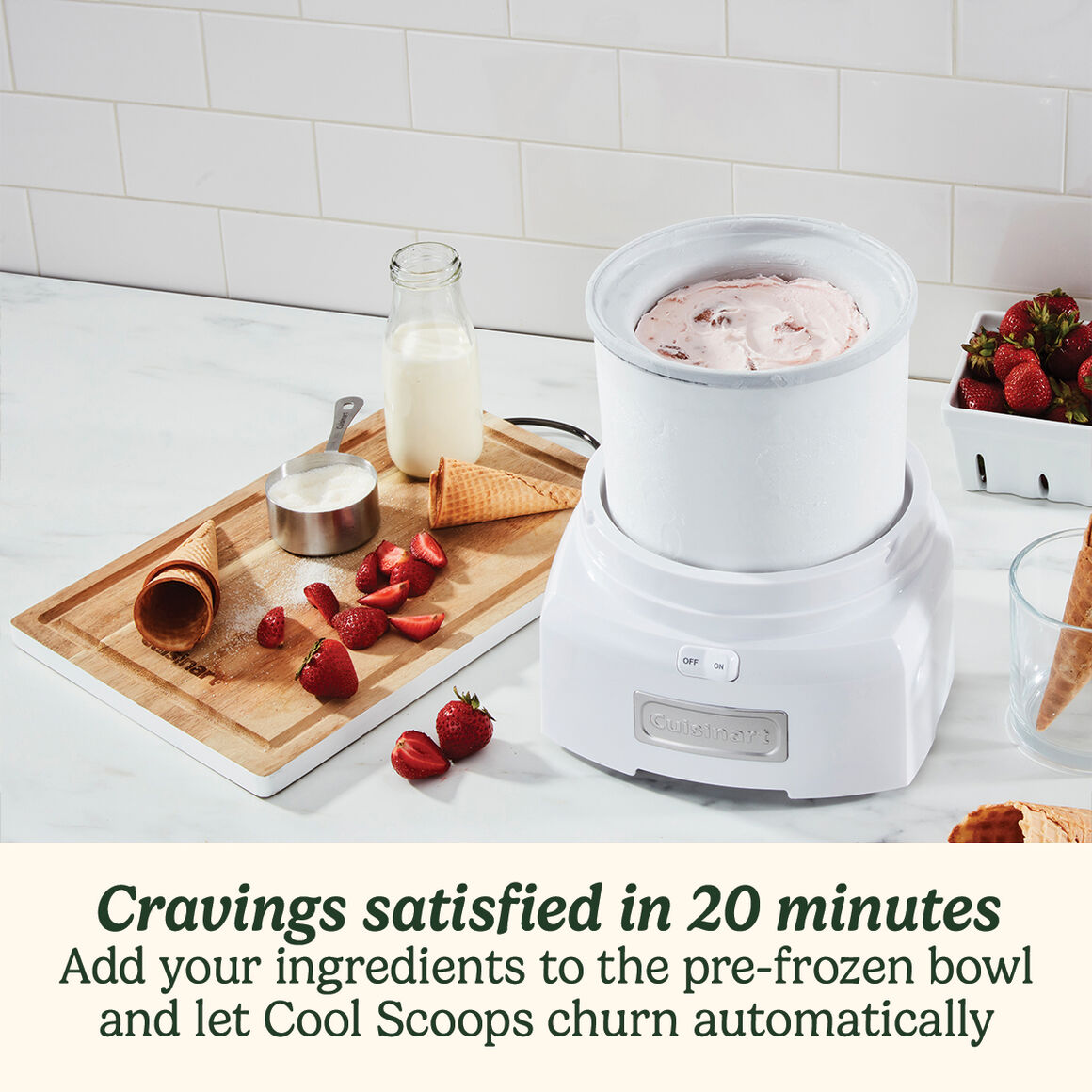 Machine à glace avec ingrédients : fraises, cônes, lait et une cuillère.