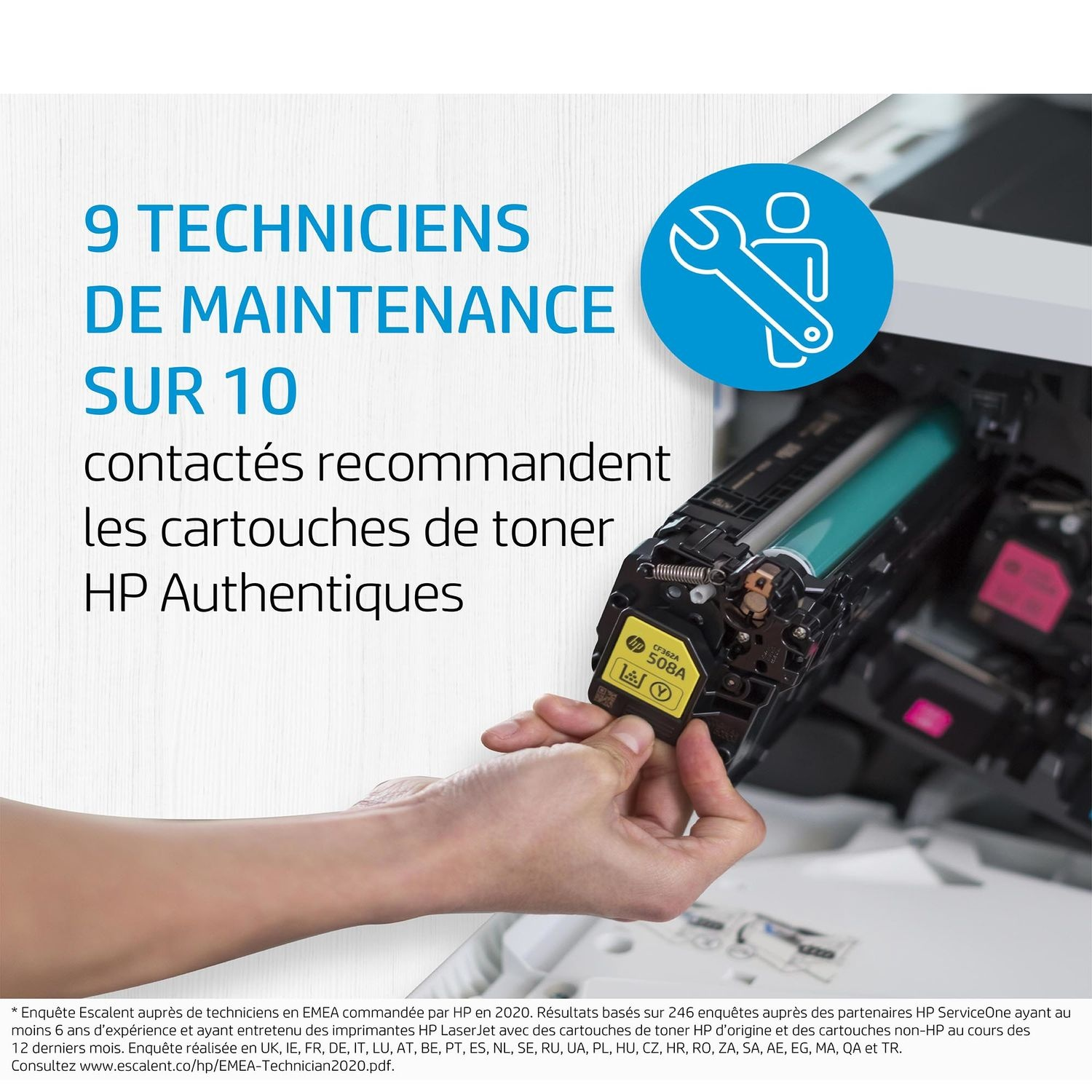 Un technicien remplaçant une cartouche de toner dans une imprimante, avec du texte sur les cartouches HP.