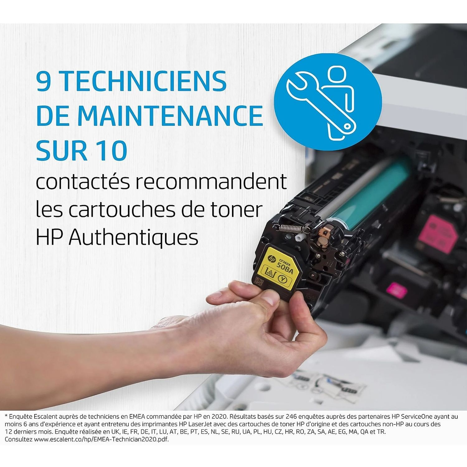 Un technicien remplaçant une cartouche de toner dans une imprimante.