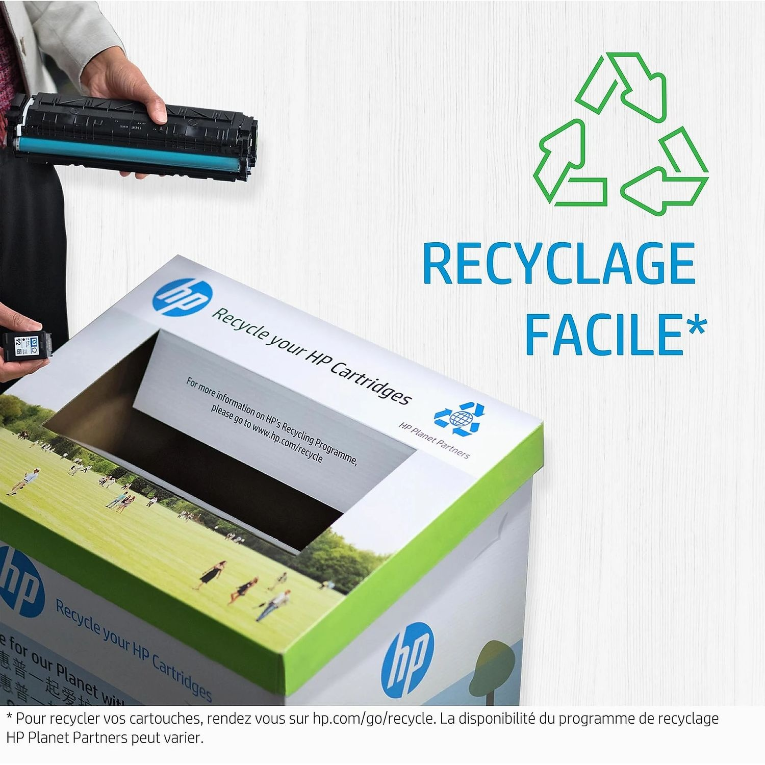 Une personne recyclant une cartouche HP, avec des informations de recyclage et une poubelle visible.