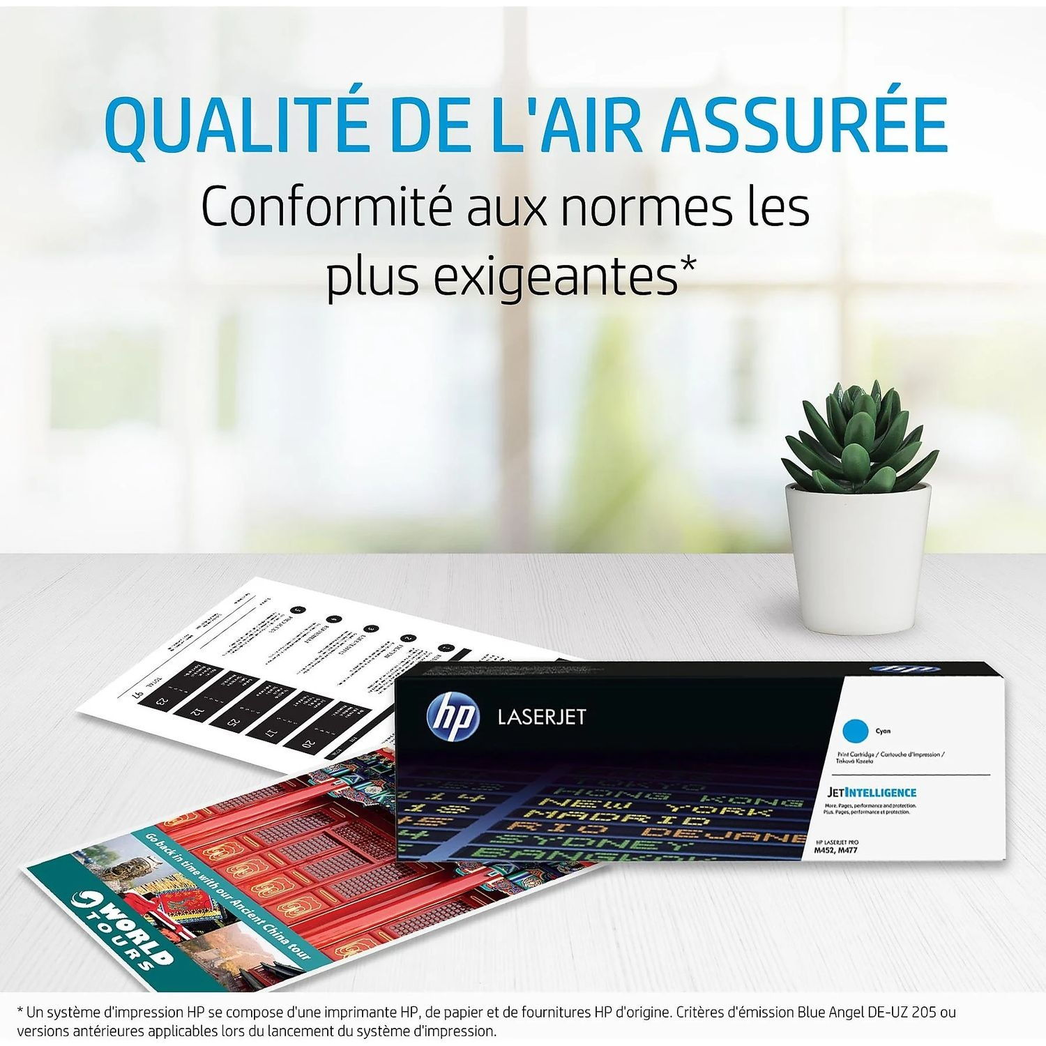 Image publicitaire avec une cartouche d'imprimante, des papiers et une plante sur une surface blanche.