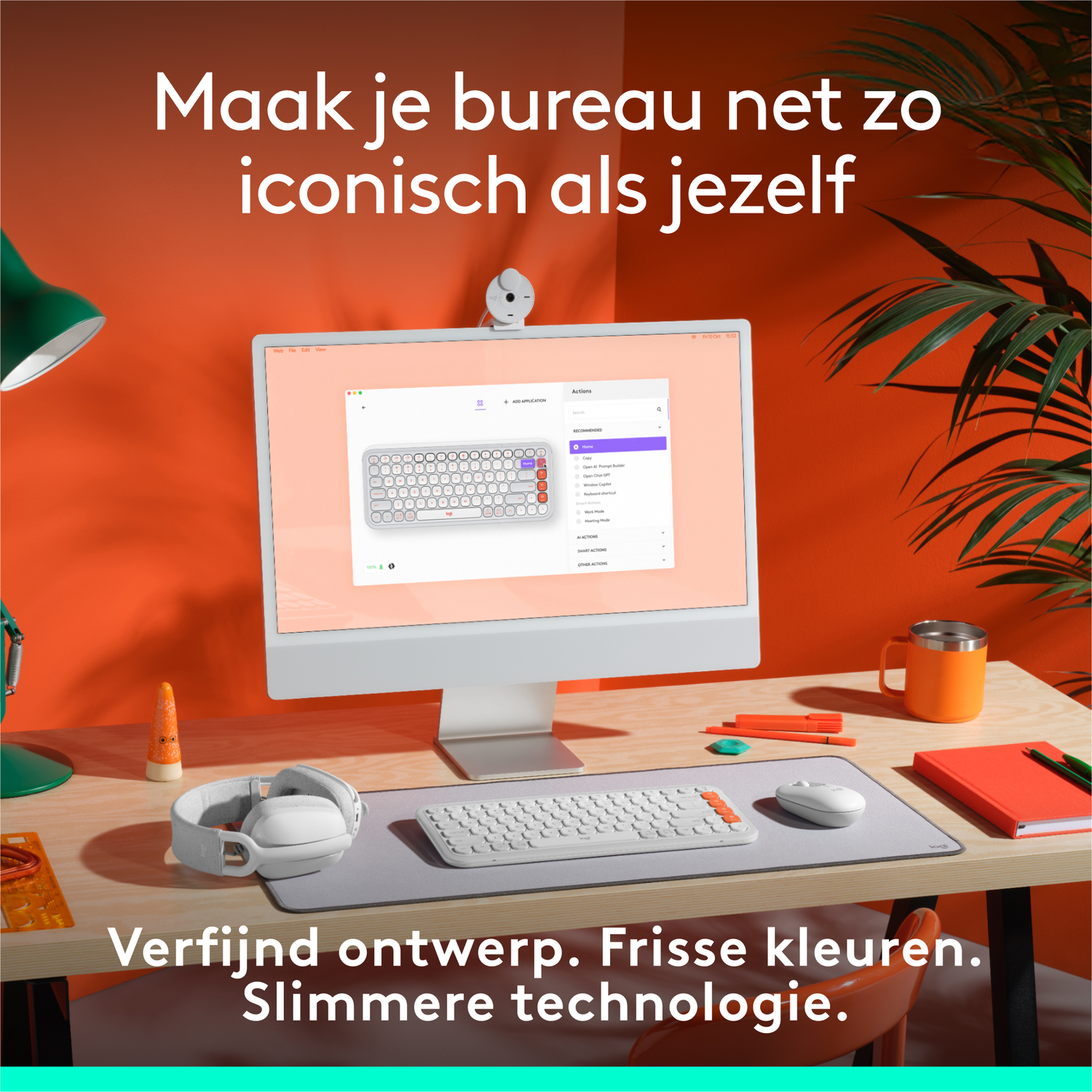 Thuiswerkopstelling. Computer, toetsenbord, muis, koptelefoon en een koffiemok op een bureau.