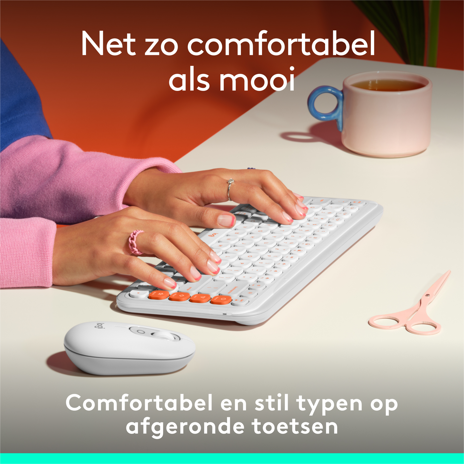 Handen op een wit toetsenbord met oranje toetsen, witte muis en roze schaar. Tekst: Comfortabel typen.