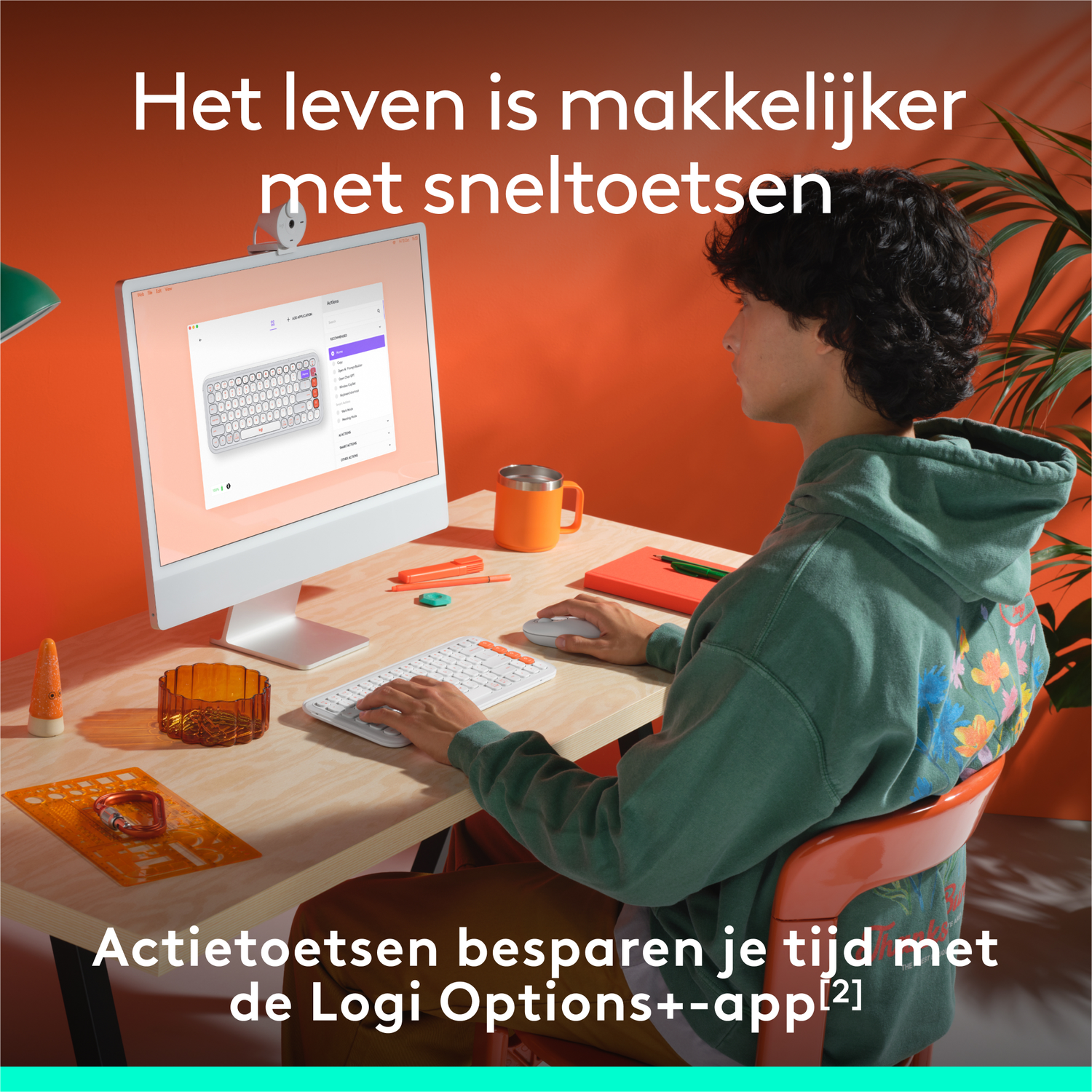Man die een toetsenbord en muis gebruikt, kijkt naar een monitor met witte rand, oranje achtergrond.