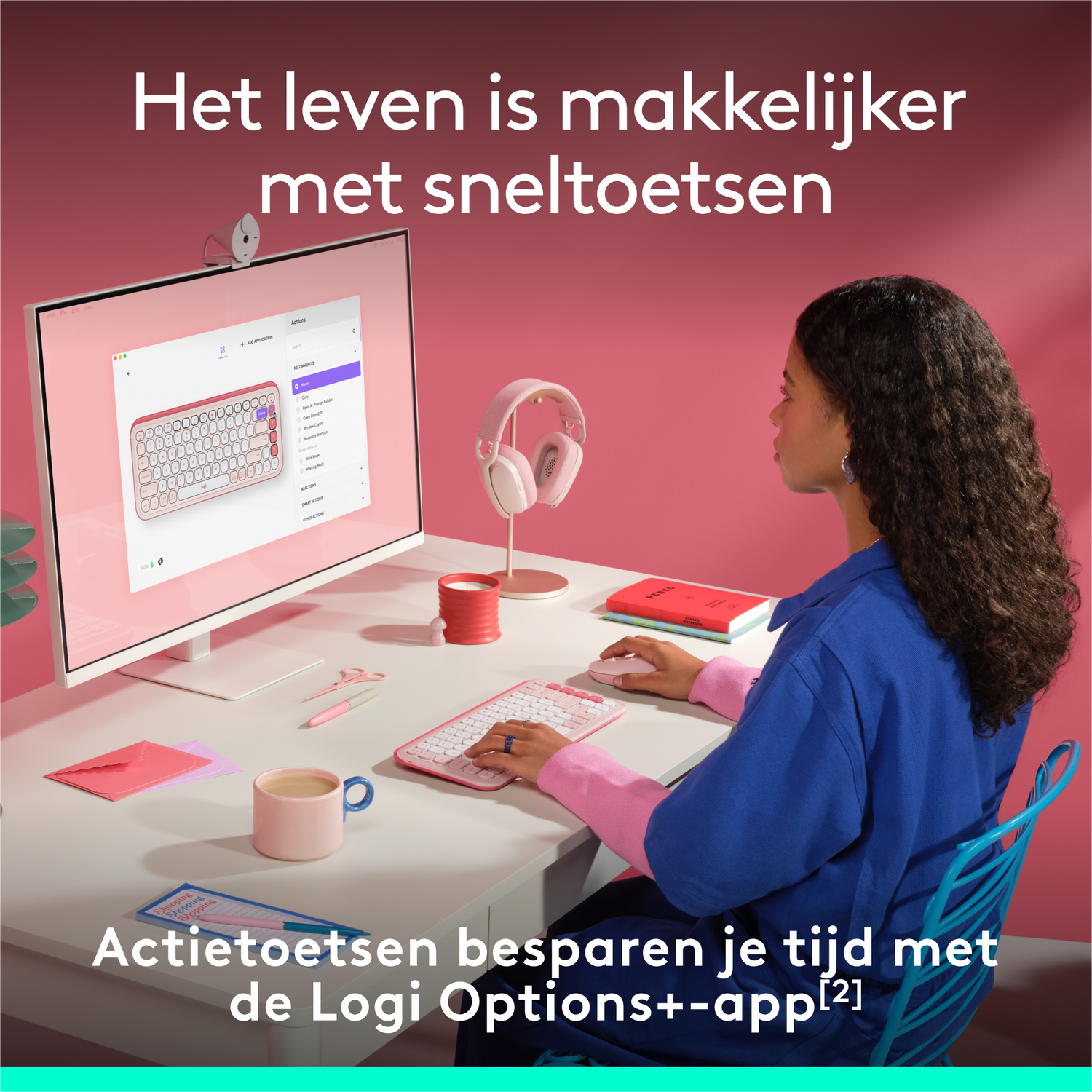 Vrouw die een roze toetsenbord gebruikt met een computer.