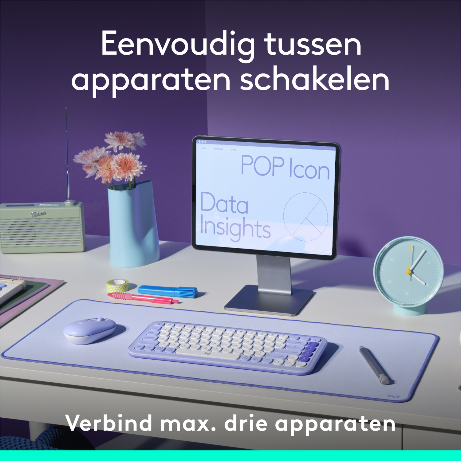 Bureau met een tablet, toetsenbord, klok en tekst: Eenvoudig schakelen tussen apparaten. Verbind max. drie apparaten.