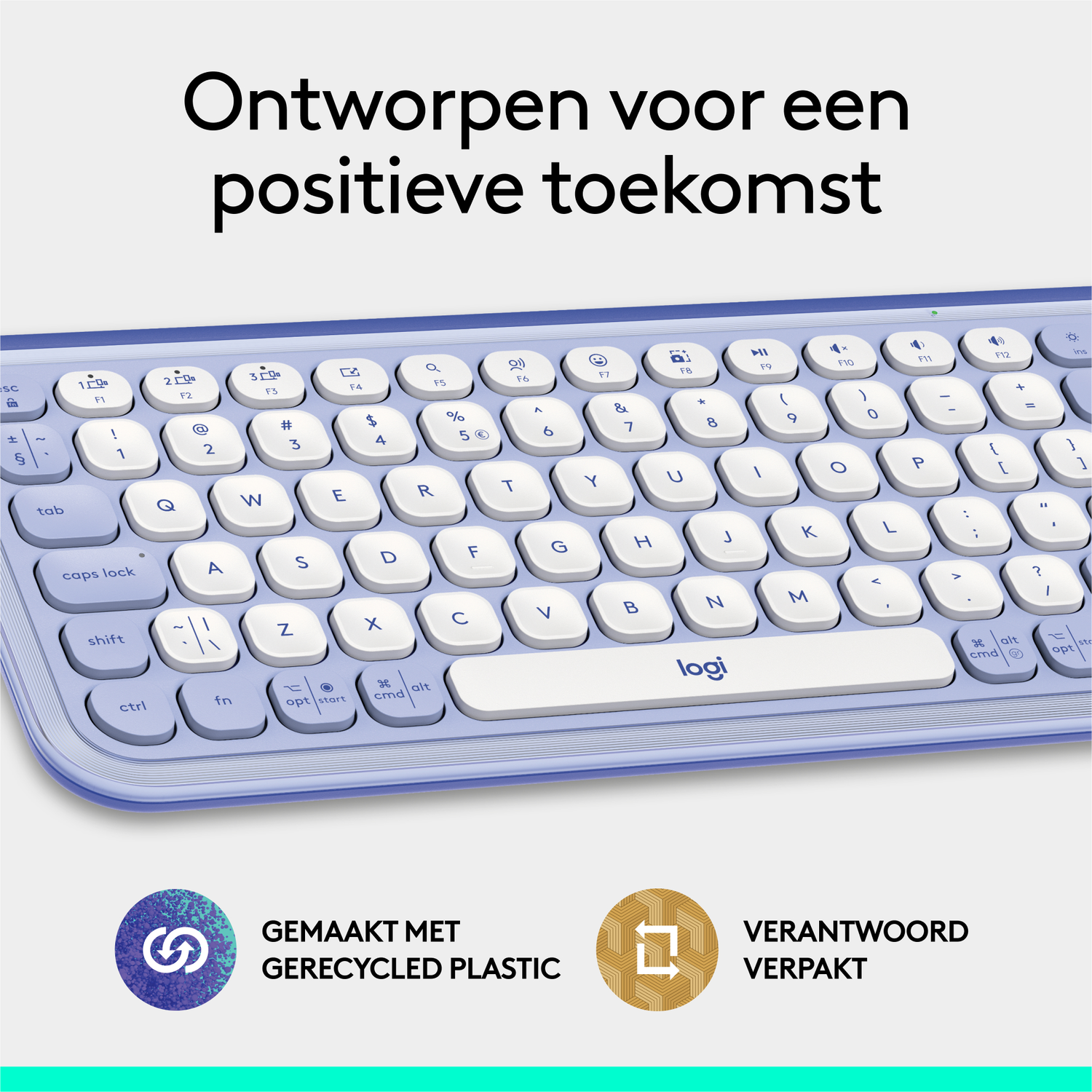 Toetsenbord met blauwe behuizing en witte toetsen, gemaakt van gerecycled plastic. Tekstoverlay.