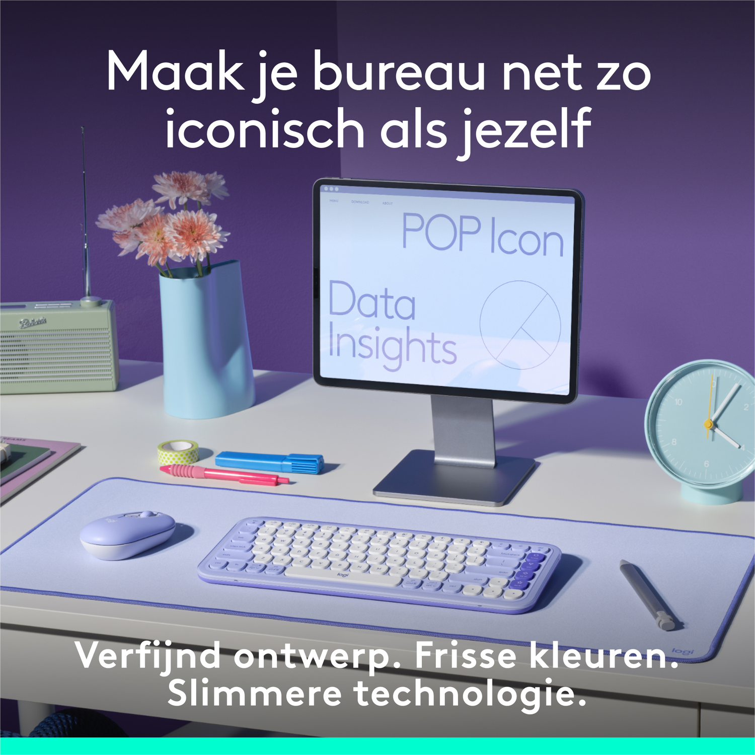 Bureau-opstelling met toetsenbord, muis, tablet, bloemen, klok en radio. Paars en wit kleurenschema.