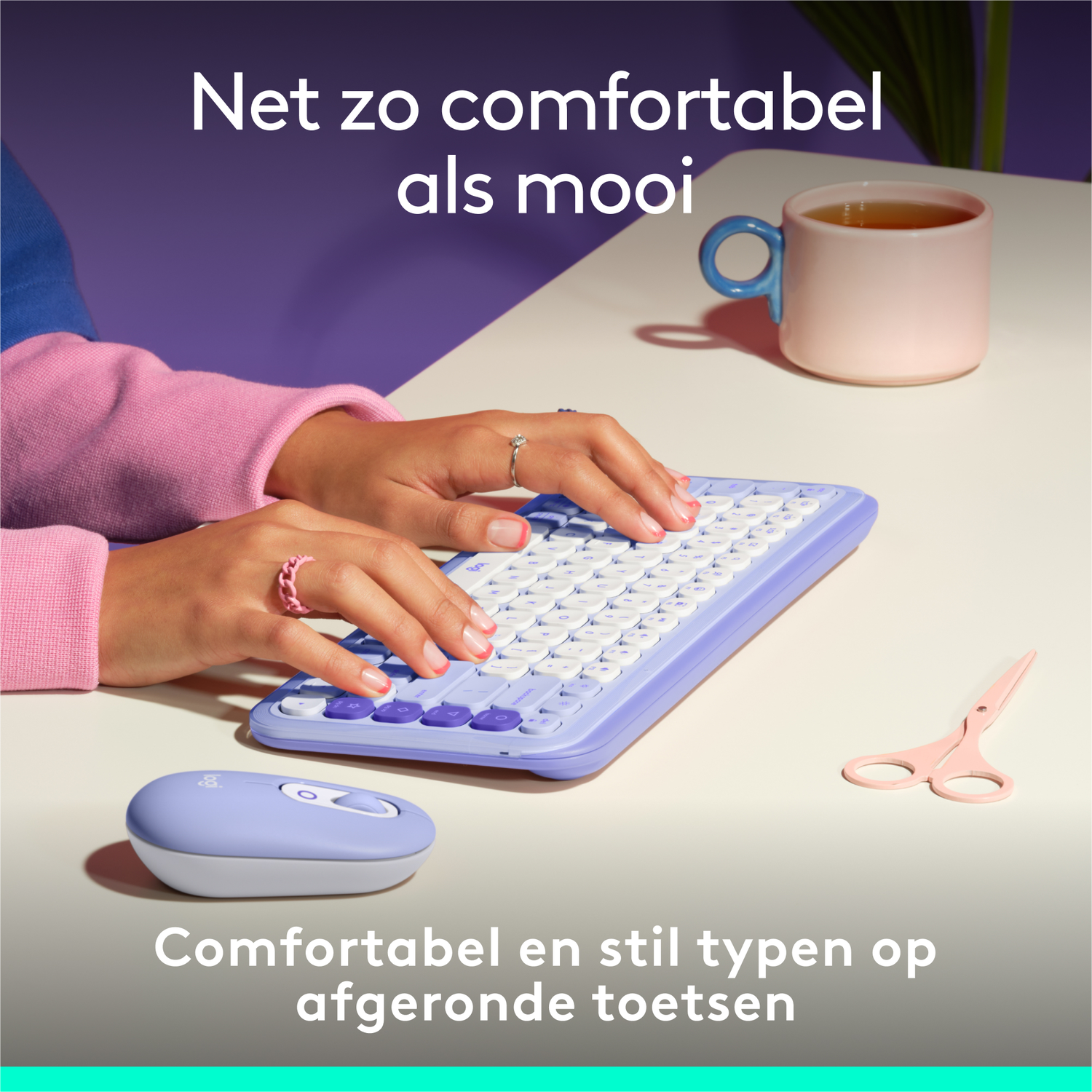 Handen op een paars toetsenbord, witte muis en roze schaar. Tekst: Comfortabel typen op afgeronde toetsen.