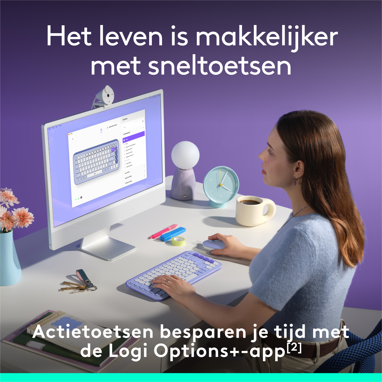 Vrouw gebruikt toetsenbord met monitor, bureau met accessoires.