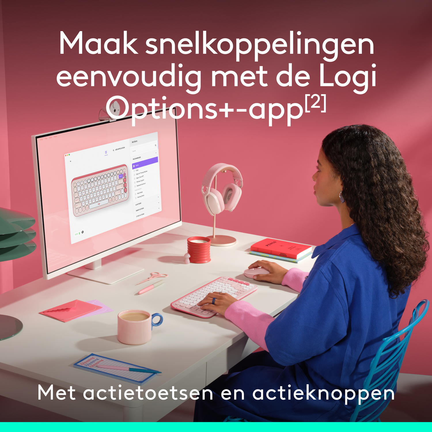 Vrouw gebruikt roze toetsenbord en muis. Scherm toont Logi Options+ app.