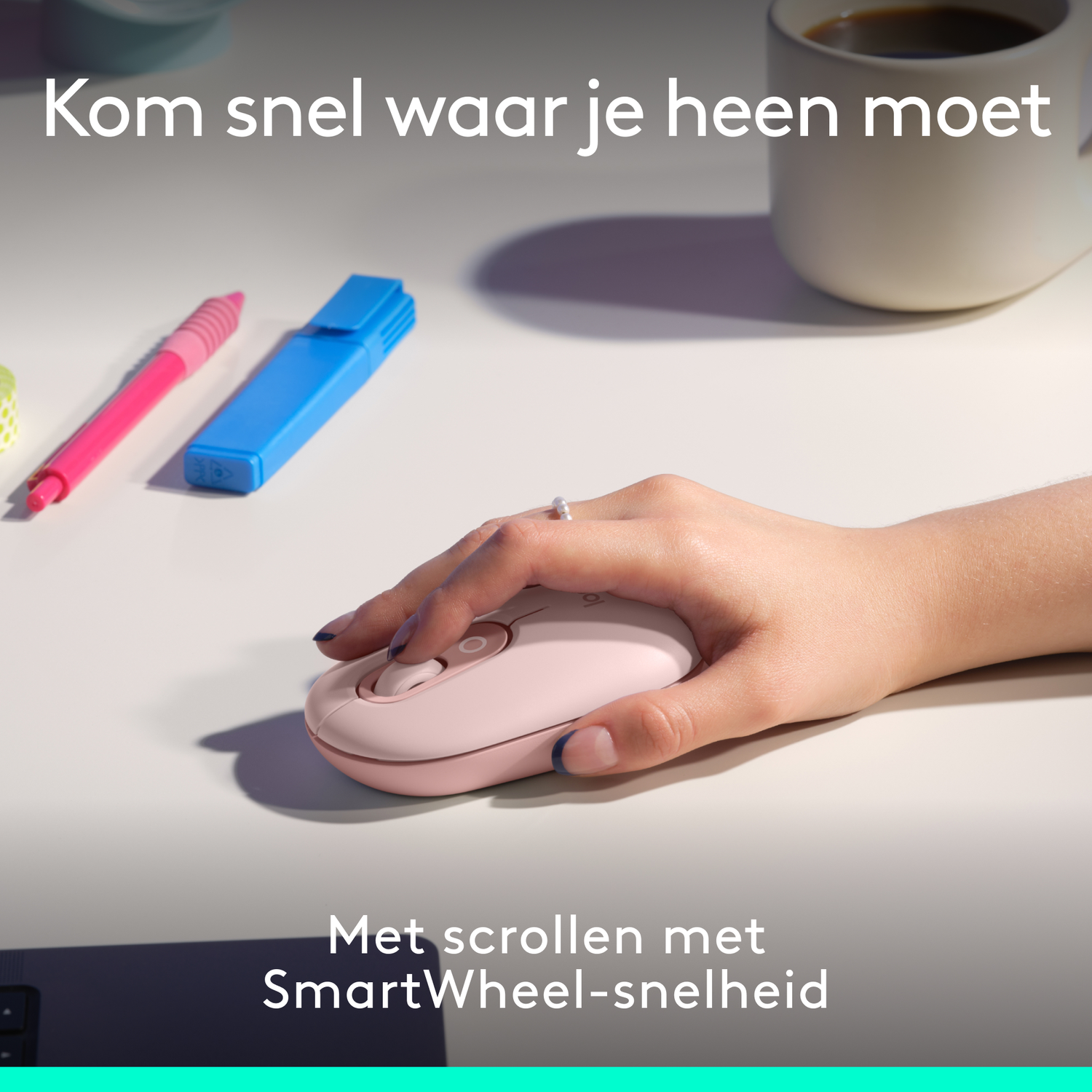 Een hand gebruikt een roze muis op een wit bureau, met een blauwe markeerstift.