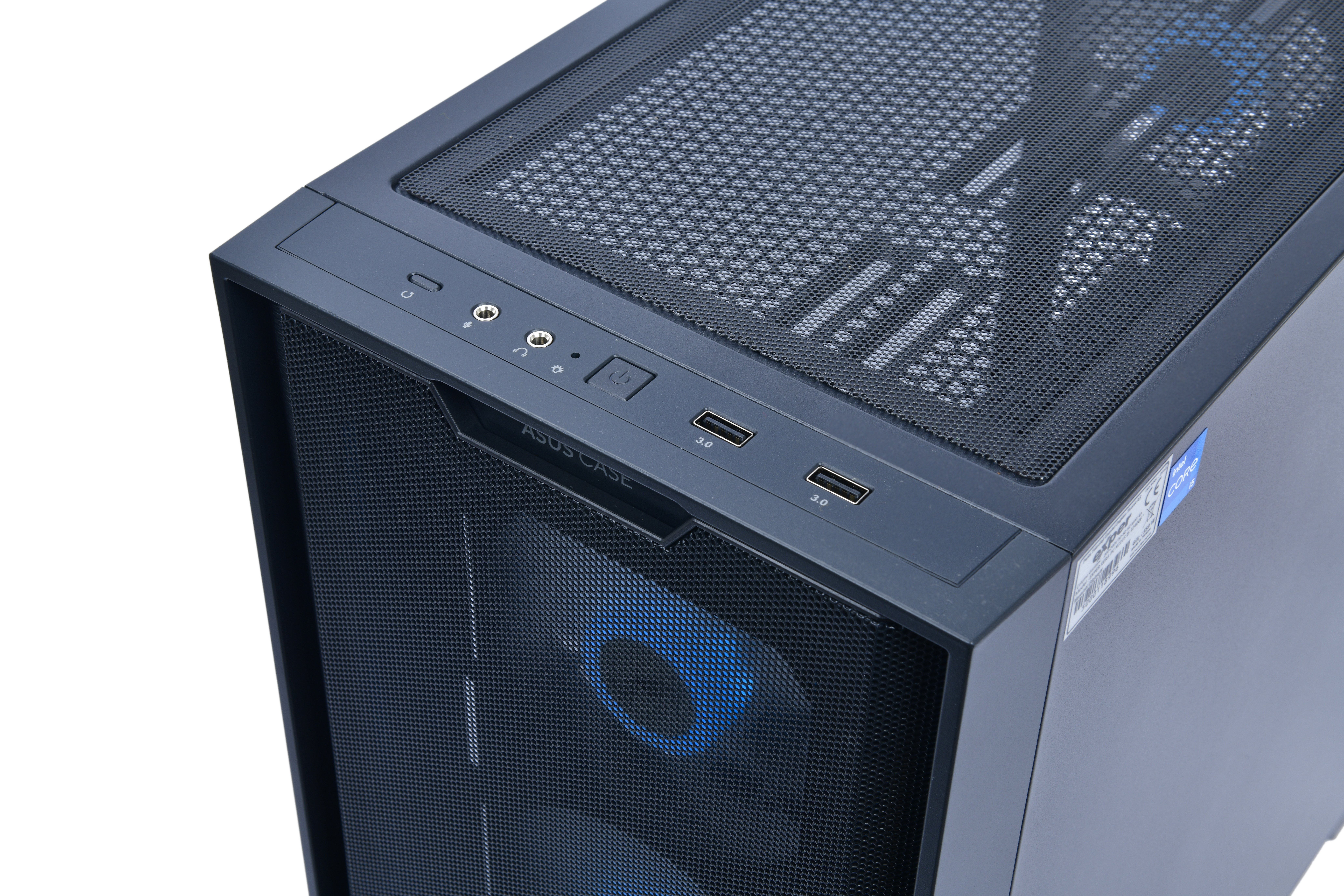 Ön panel portlarına sahip siyah bilgisayar kasası. USB bağlantı noktalarını ve güç düğmesini gösterir. Örgü havalandırma.
