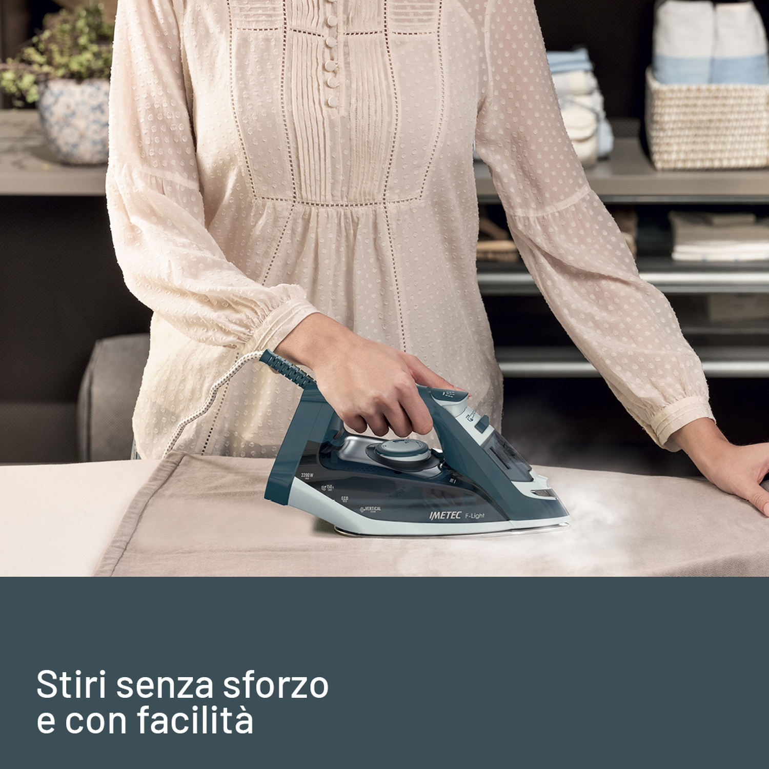 Donna che stira vestiti con ferro a vapore. Camicetta bianca, asse da stiro beige.