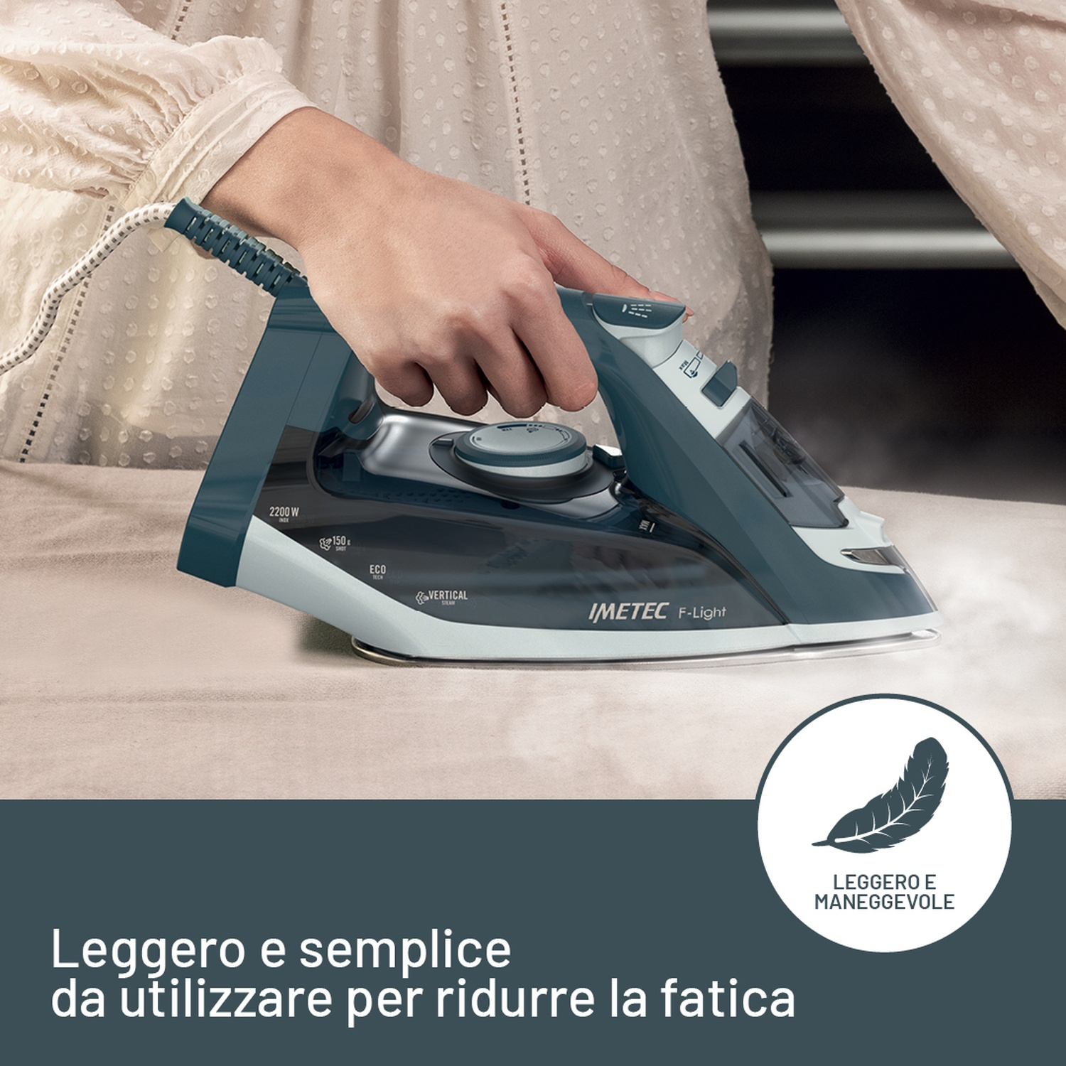 Una donna che stira un capo con un ferro blu e bianco, vapore visibile.