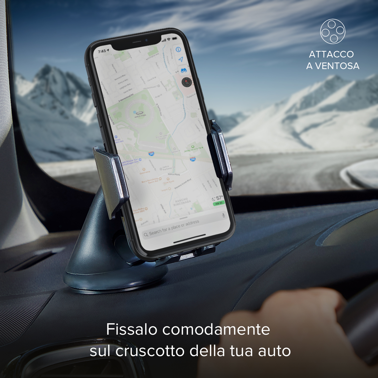 Un téléphone est monté sur le tableau de bord d'une voiture. Il affiche une carte. L'environnement est un paysage de montagnes enneigées.