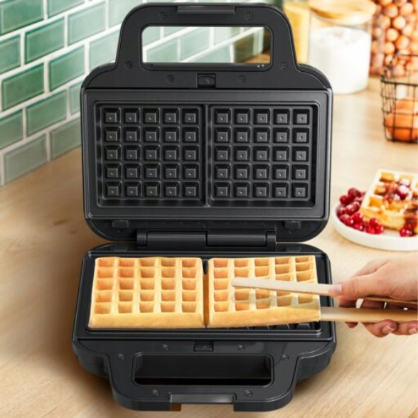 Gofrownica z goframi wyjmowanymi drewnianymi szczypcami.