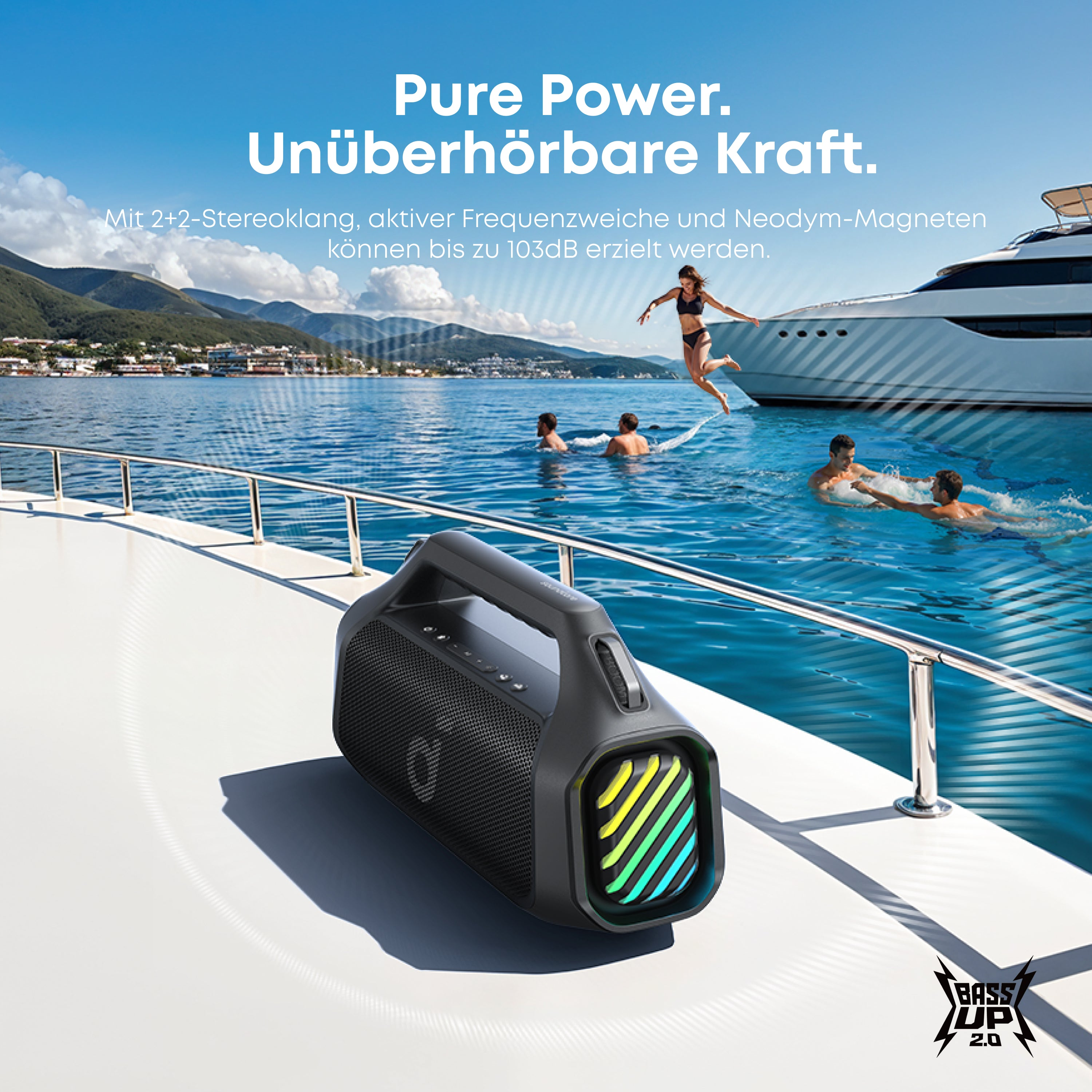 Boot mit schwimmenden Personen. Lautsprecher im Vordergrund, springende Personen, blaues Wasser, sonniger Tag.