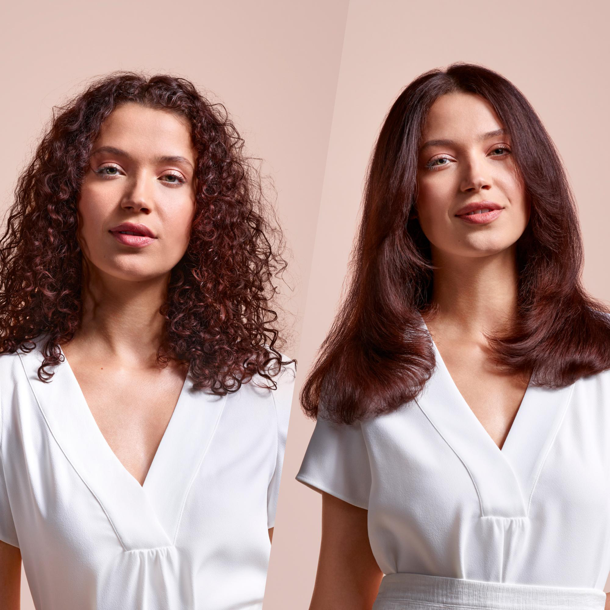 Zwei Frauen, eine mit lockigem Haar, eine mit glattem Haar, in weißen Oberteilen, nebeneinander.