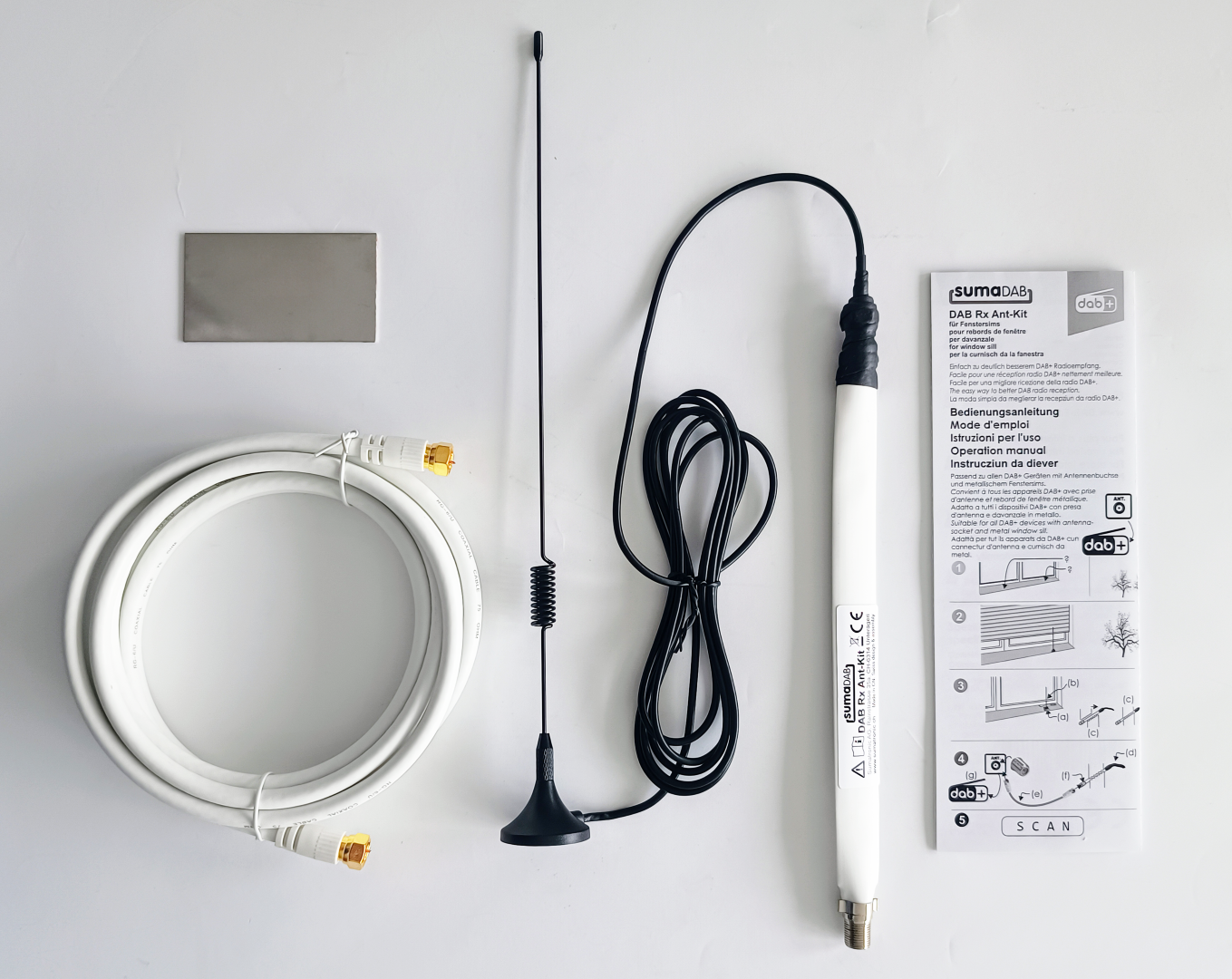 Kit antenna DAB con più elementi, un cavo e un foglio di istruzioni.