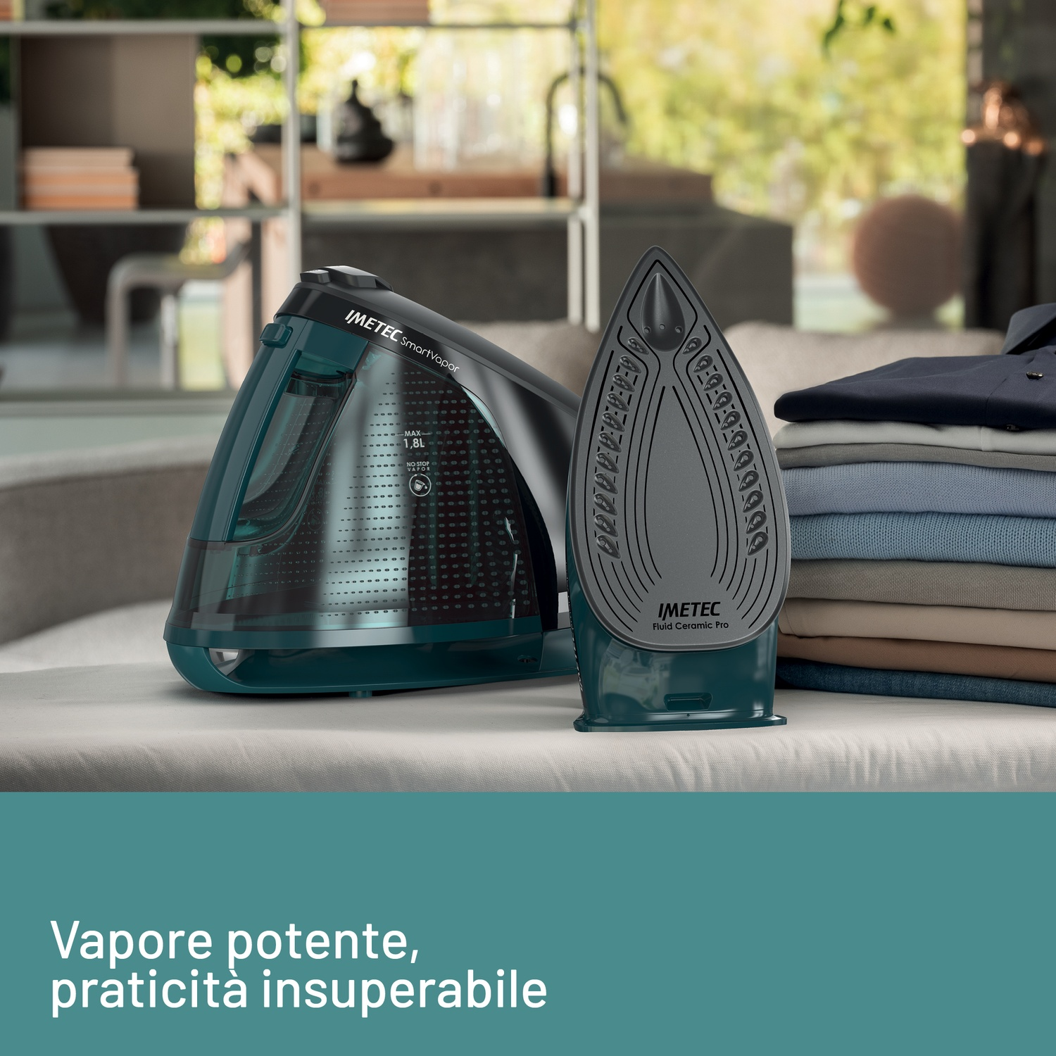 Ferro da stiro e generatore di vapore su un tavolo. Testo: vapore potente, praticità insuperabile.