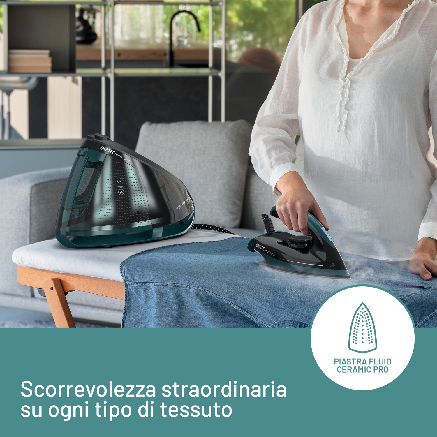 Una donna che stira denim con un ferro da stiro a vapore; testo: scorrevolezza straordinaria.
