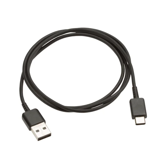 Ein schwarzes USB-zu-USB-C-Kabel, auf einer weißen Oberfläche aufgerollt.