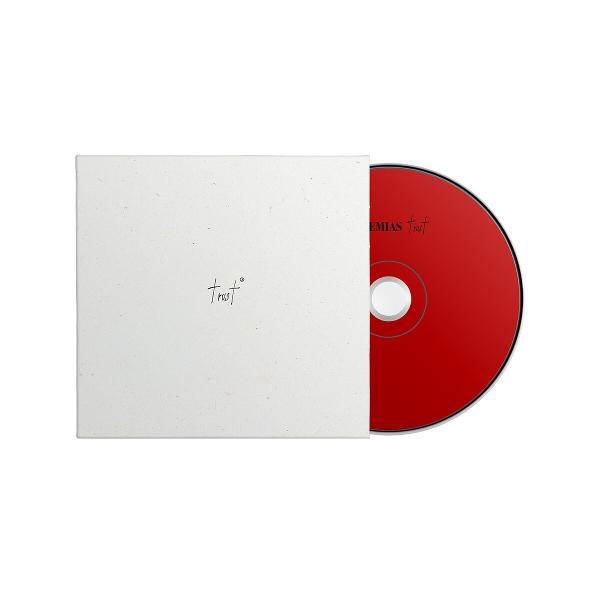 Eine rote CD in einem weißen Case mit einem stilisierten Kreuz.