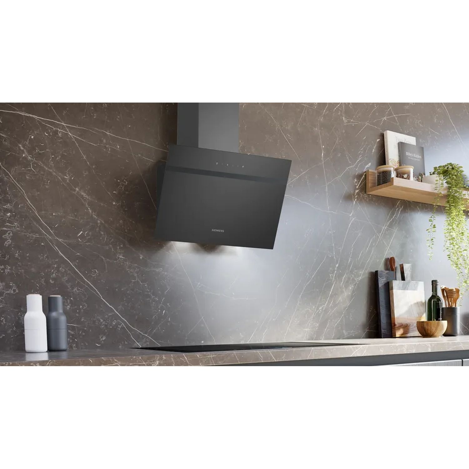 Hotte de cuisine noire sur mur en marbre, avec étagère et bouteilles. Ambiance cuisine.