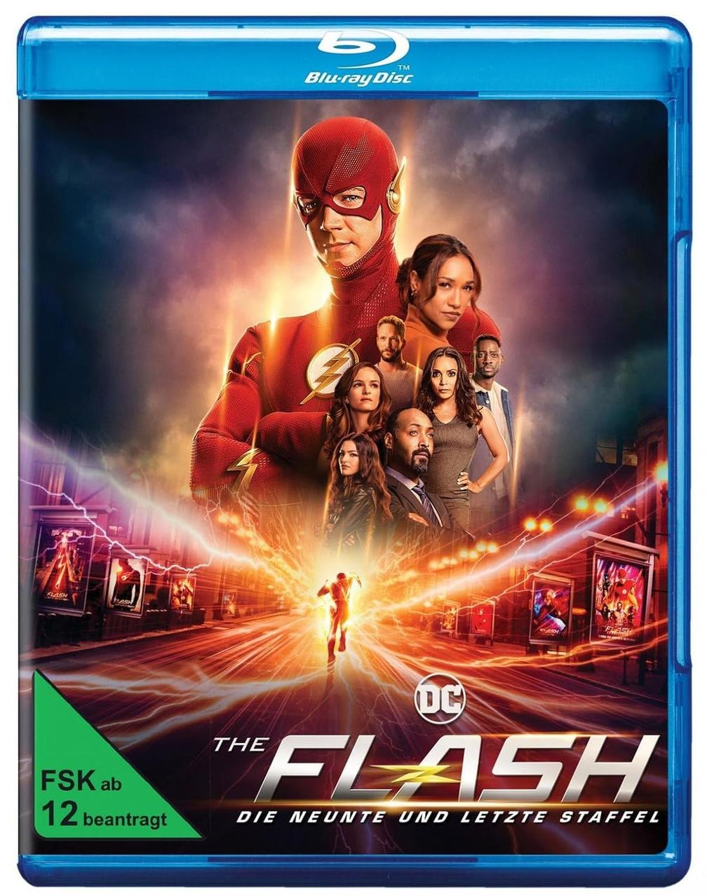 Das Flash Blu-ray-Cover. The Flash trägt einen roten Anzug. Andere Charaktere sind im Hintergrund.