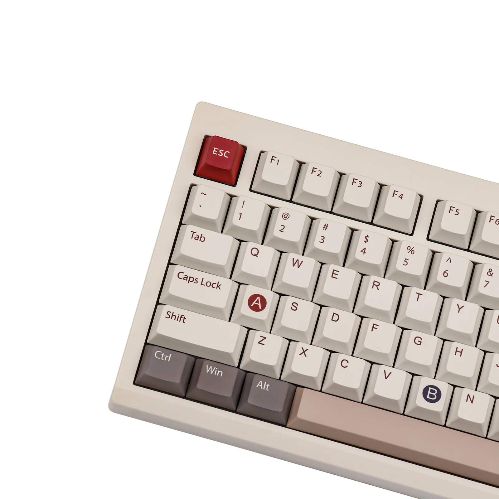 Zbliżenie beżowej klawiatury mechanicznej z białymi i czerwonymi klawiszami.