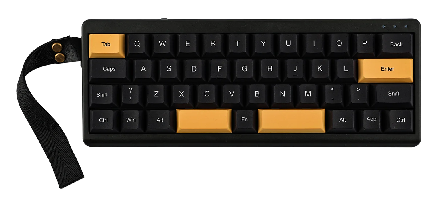 Czarna klawiatura z żółtymi klawiszami, w tym Tab, Q, Enter i Fn. Klawiatura ma pasek.