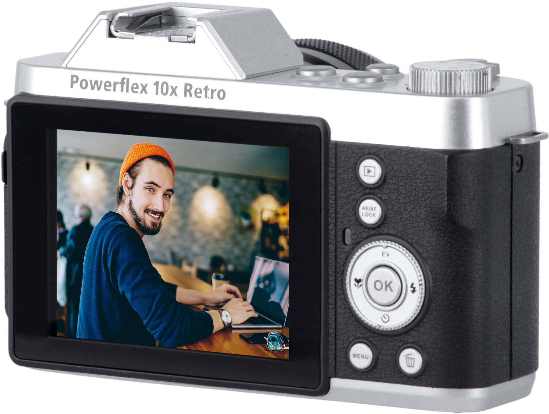 Una fotocamera argentata mostra l'immagine di un uomo che usa un laptop, con sfondo in legno.