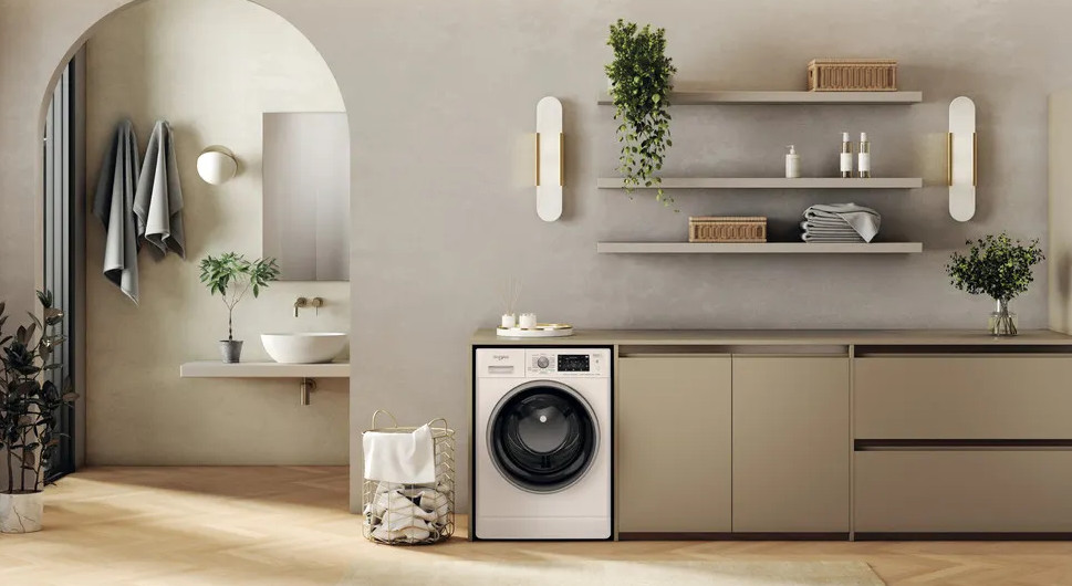 Nowoczesna pralnia z pralką, półkami i elementami dekoracyjnymi. Czysty design.