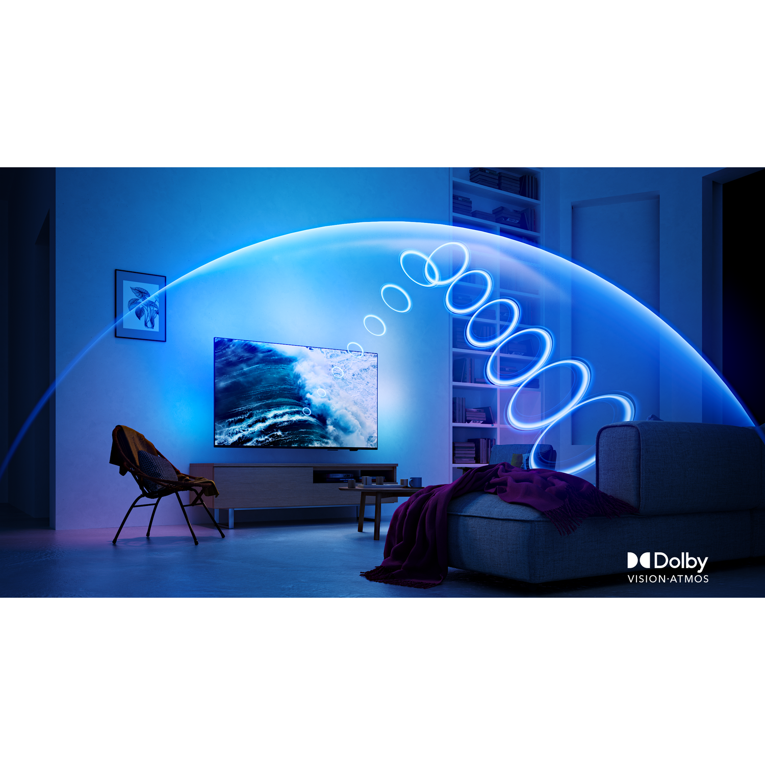 Tv in een woonkamer. Blauwe en witte lichten omringen hem. Bank, boekenkast.