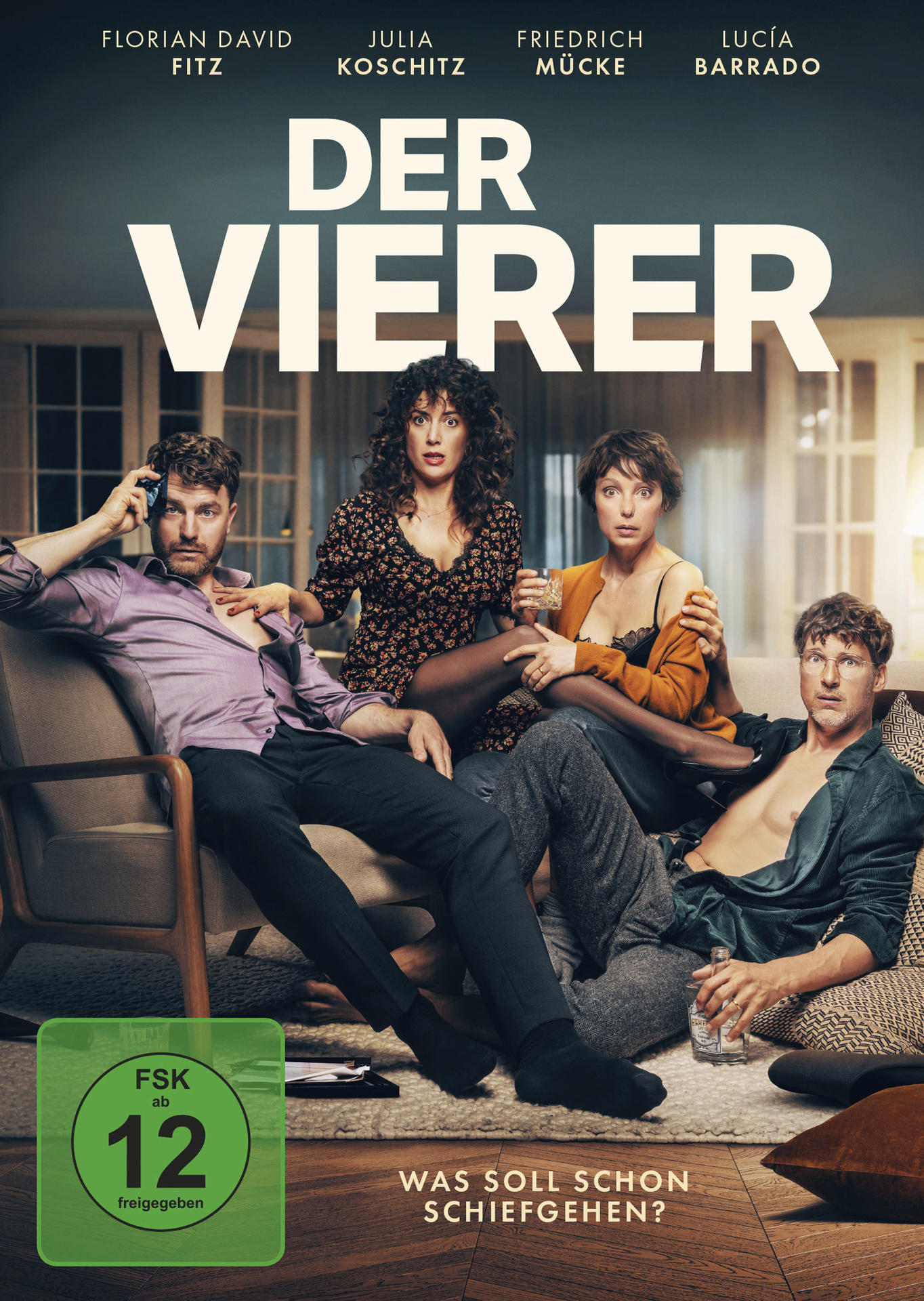 Poster des Films 'Der Vierer'. Vier Personen sitzen auf einem Sofa, mit Text oben und unten.