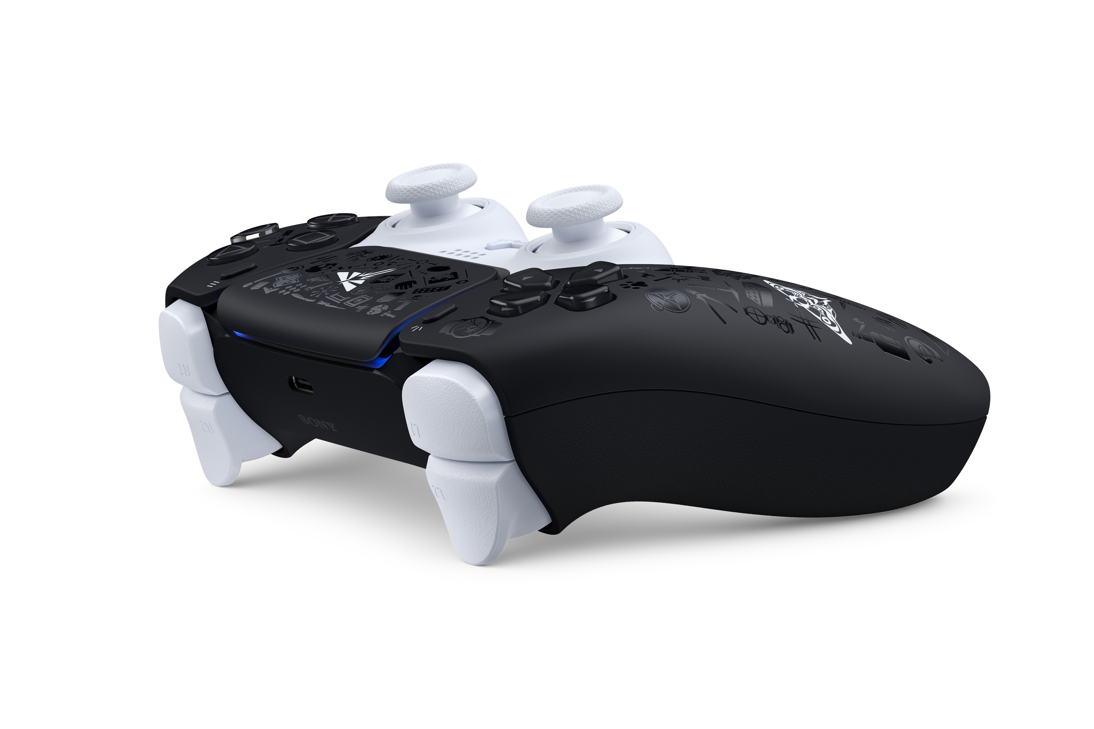 Ein schwarz-weißer PlayStation 5-Controller, abgewinkelt, zeigt Details und Knöpfe.
