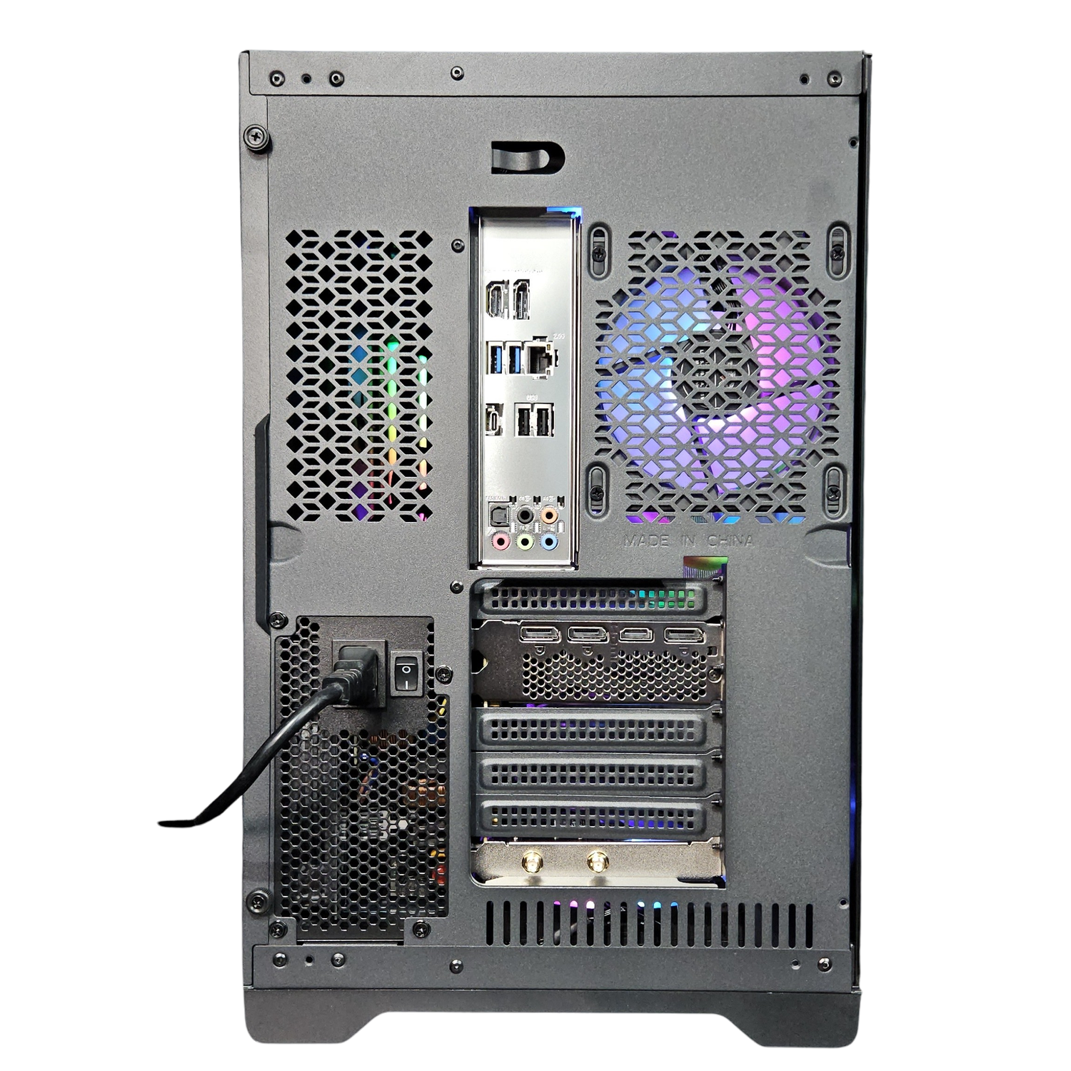 Achterkant van een computerkast met diverse poorten en aansluitingen. Inclusief een ventilator met regenbooglichten.