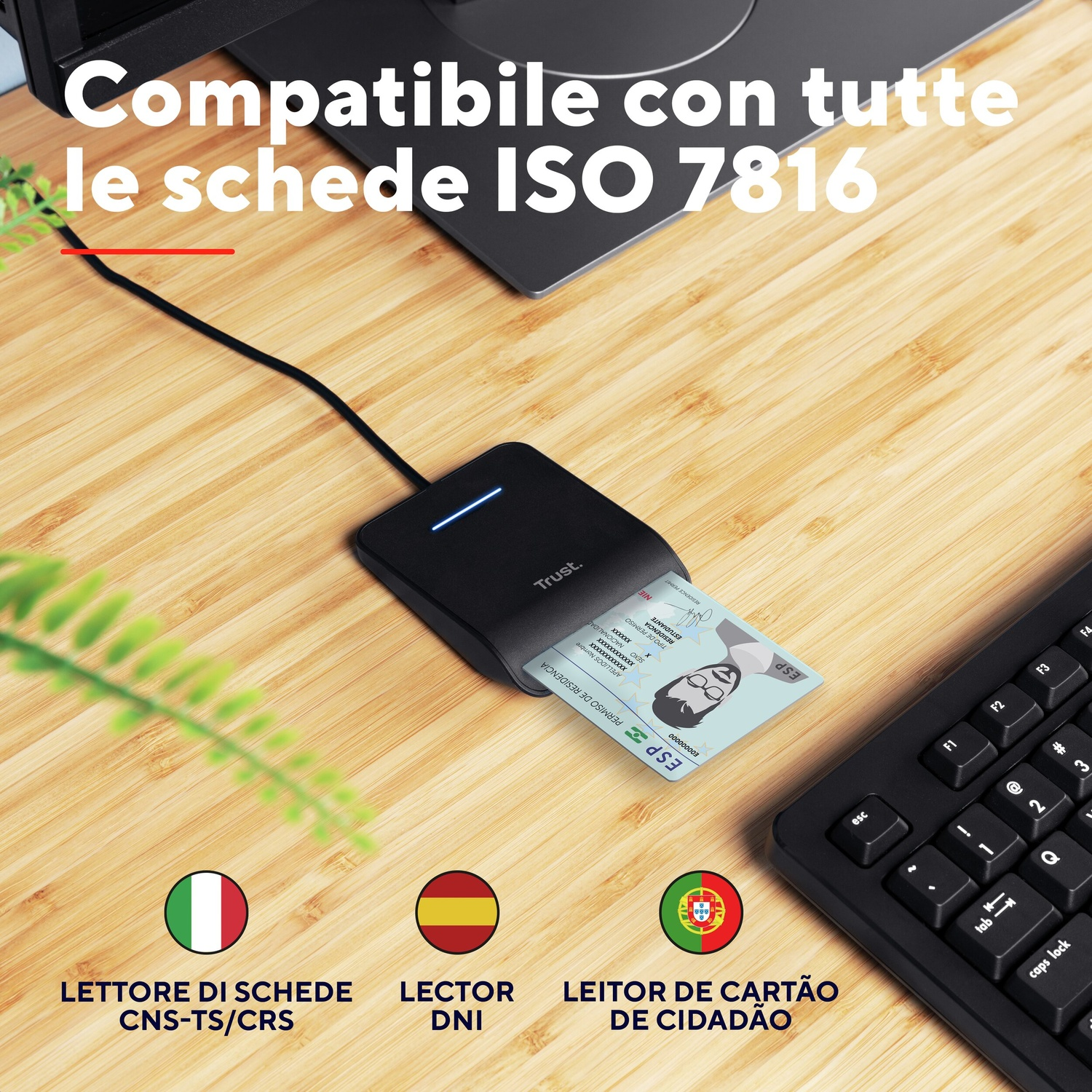 Un lettore di schede con una scheda inserita, con etichette di testo in più lingue.