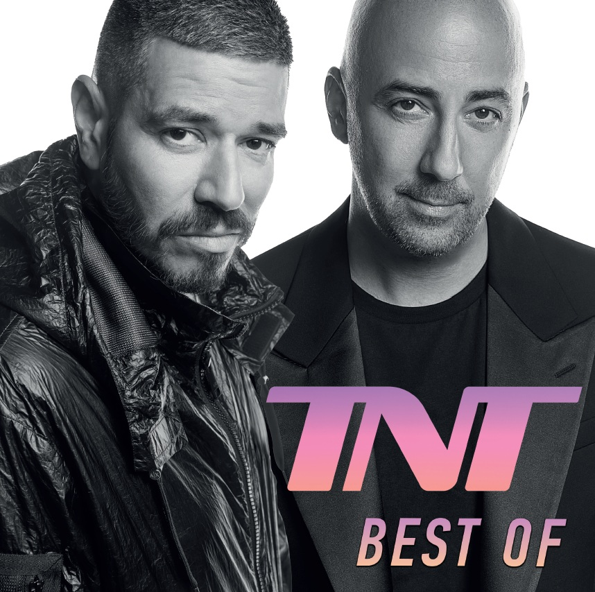 Két férfi szürkeárnyalatos fotón. Egy fekete dzsekiben, a másik fekete kabátban. TNT BEST OF logó.