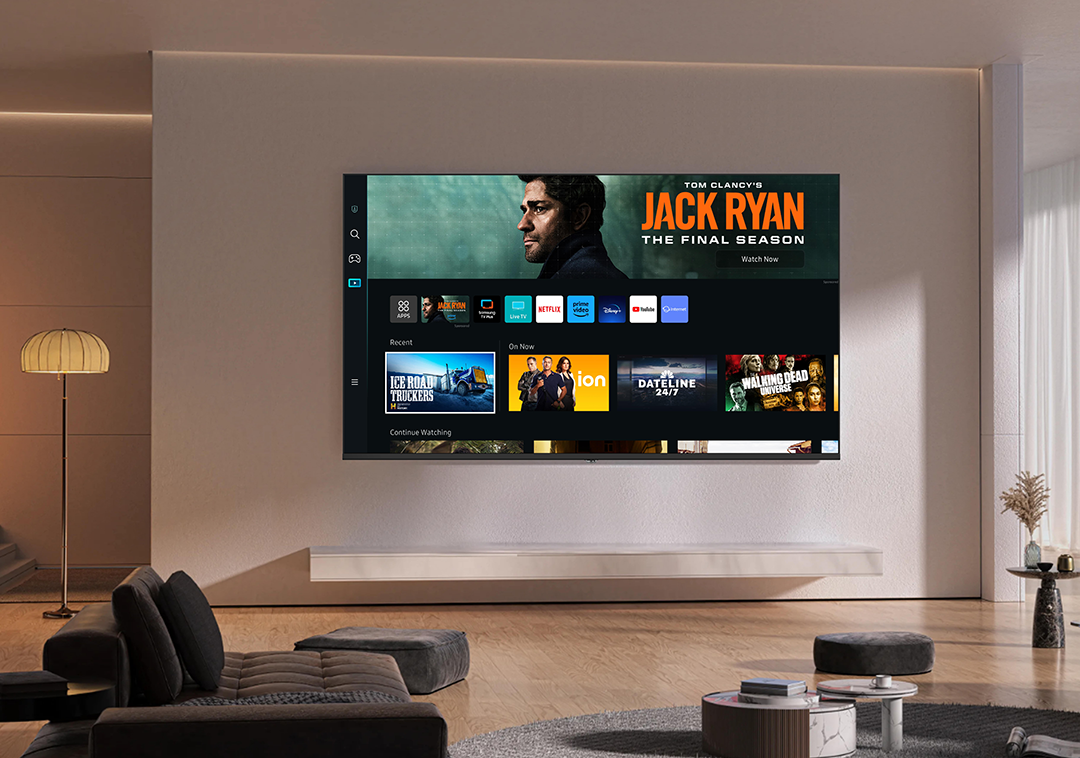 TV a nappaliban, a Jack Ryan-t mutatja, más appokkal a képernyőn, és egy lámpával.