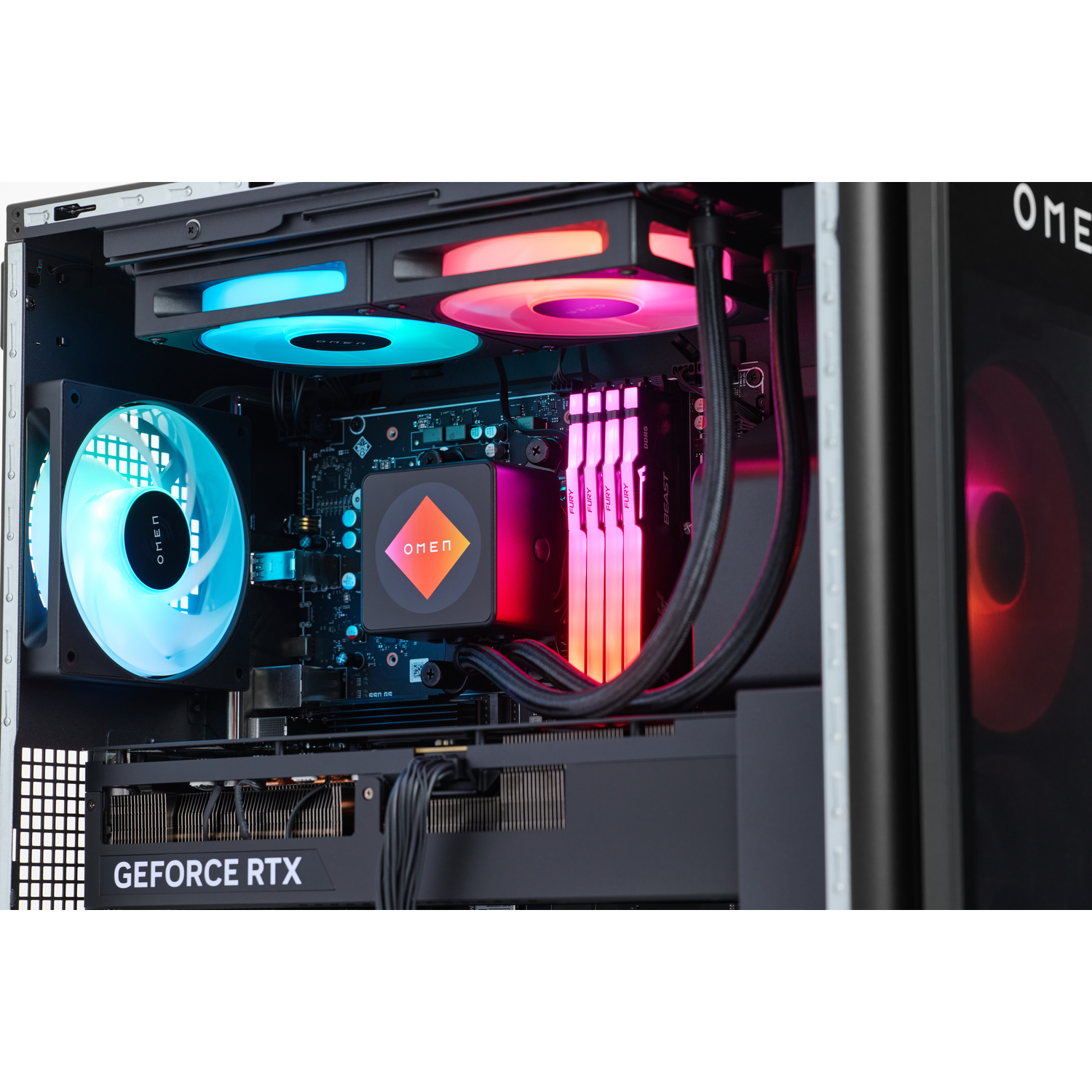 Binnenkant van een computerkast: ventilatoren, moederbord en een grafische kaart met het 'GEFORCE RTX' logo.