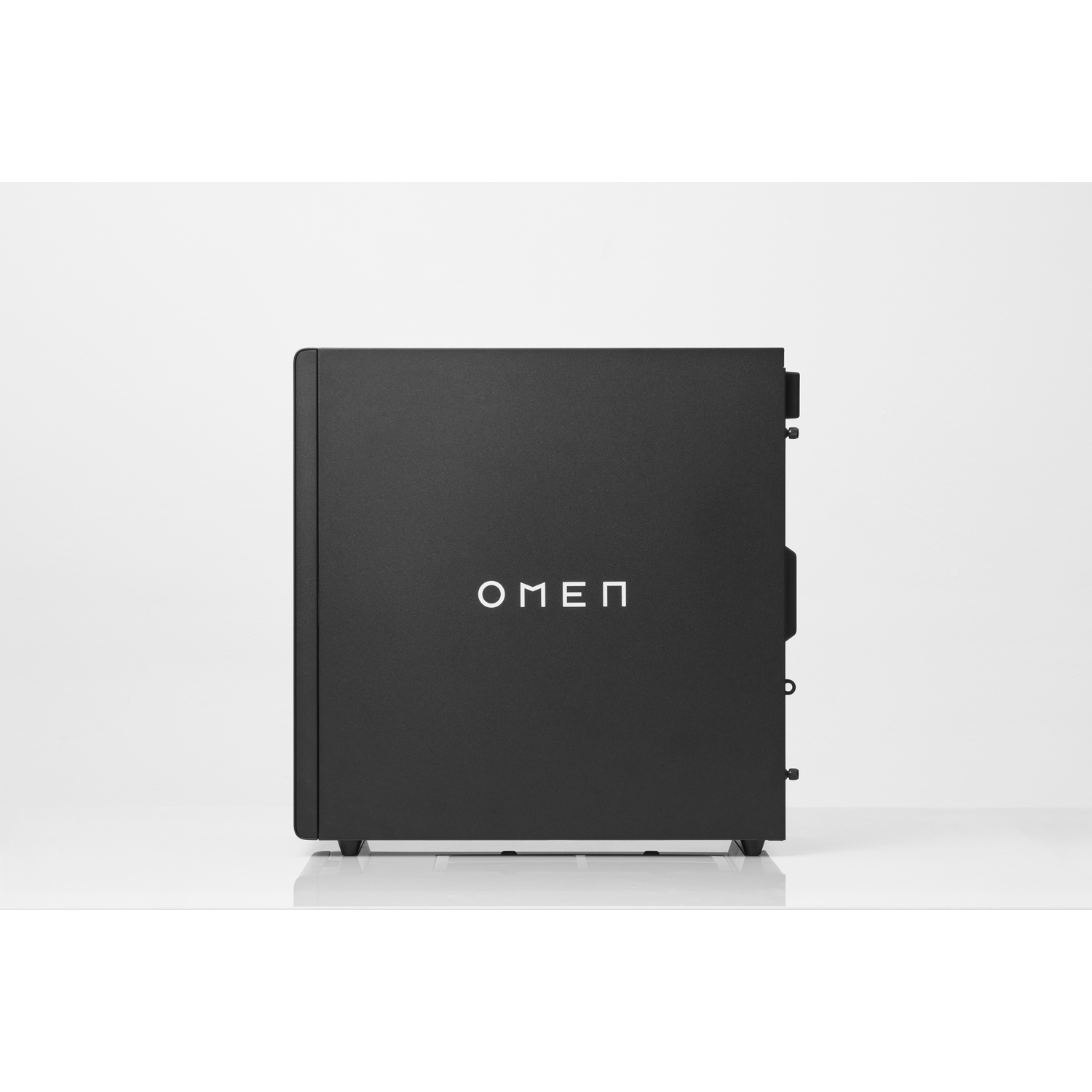 Zwarte OMEN computertoren op een wit oppervlak tegen een witte achtergrond.